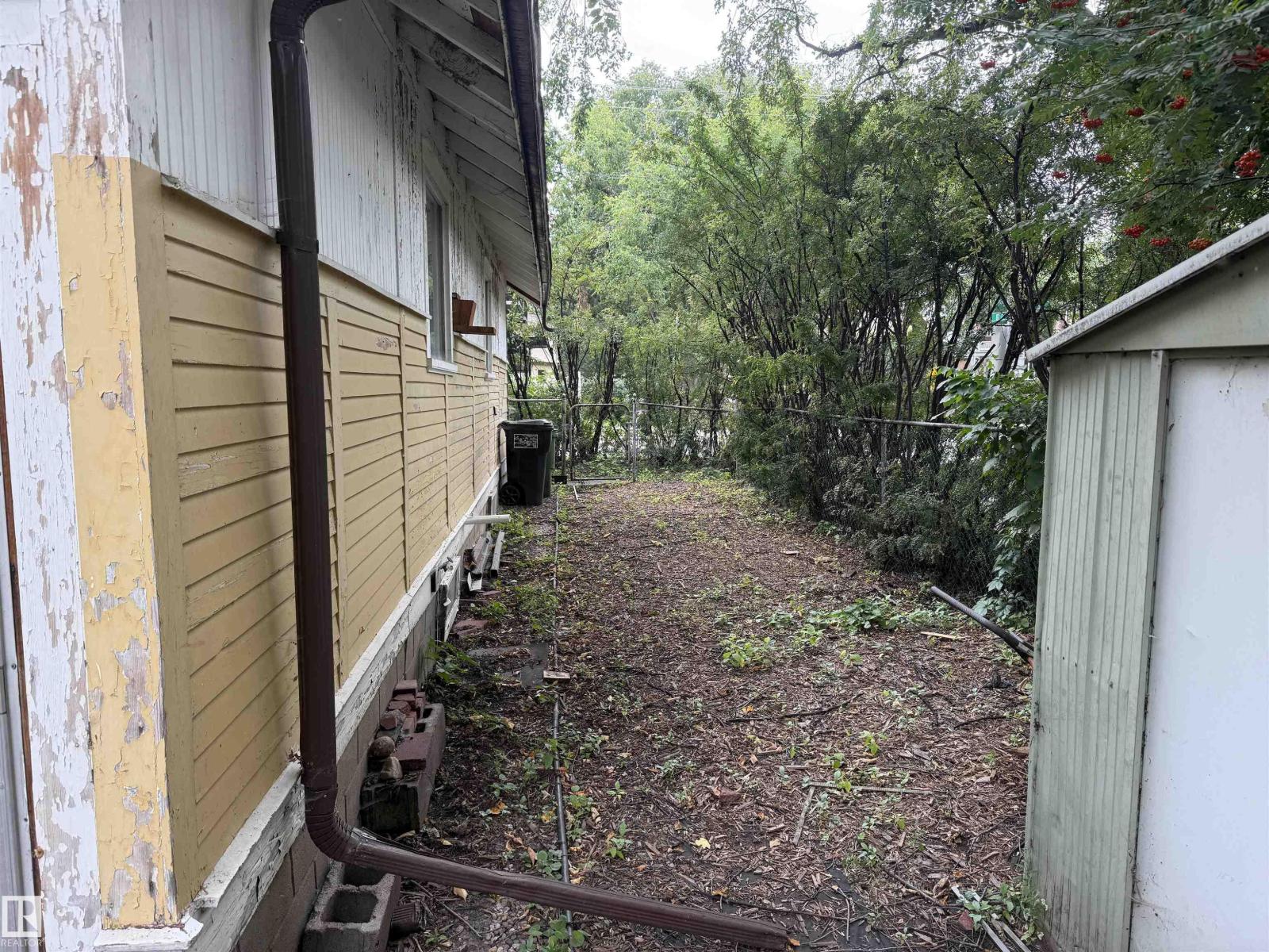 8621 100 ST NW - 7