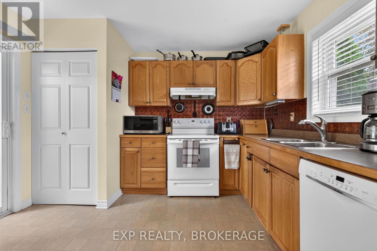 295 VICTORIA AVENUE - 8