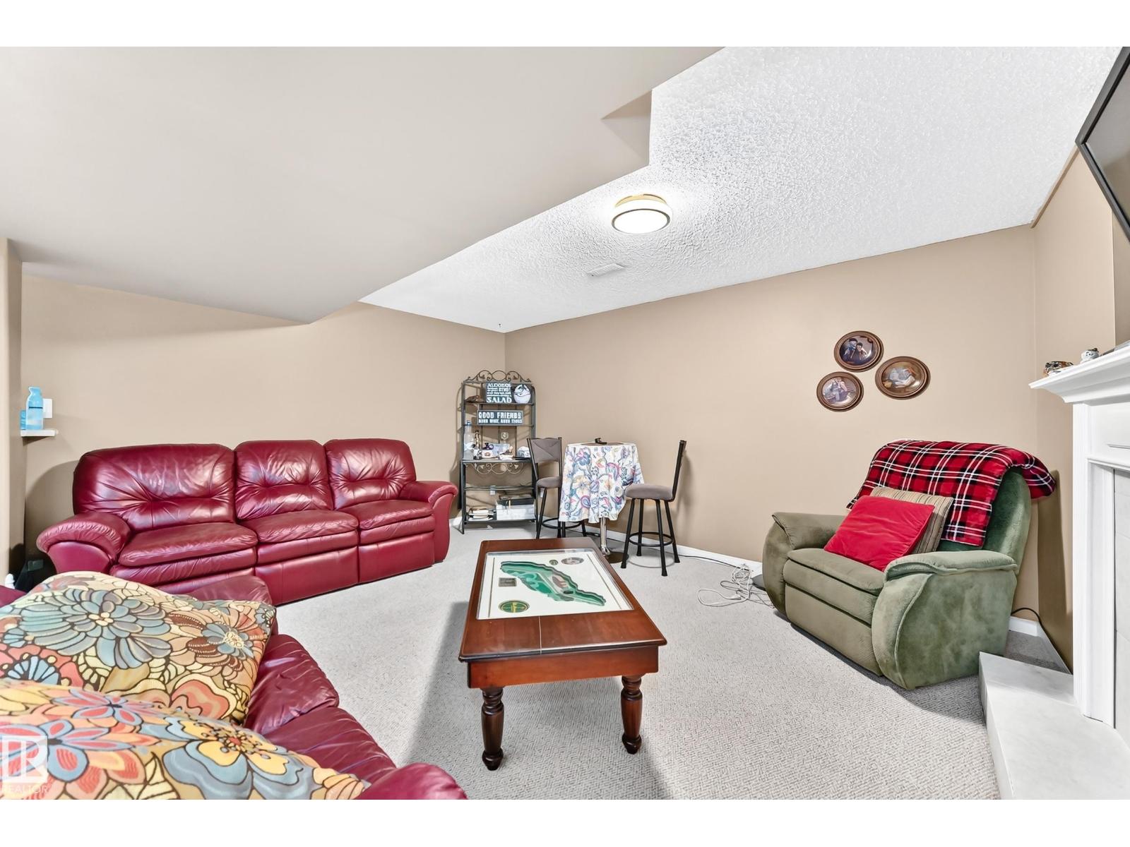 16 LORNE CR - 64