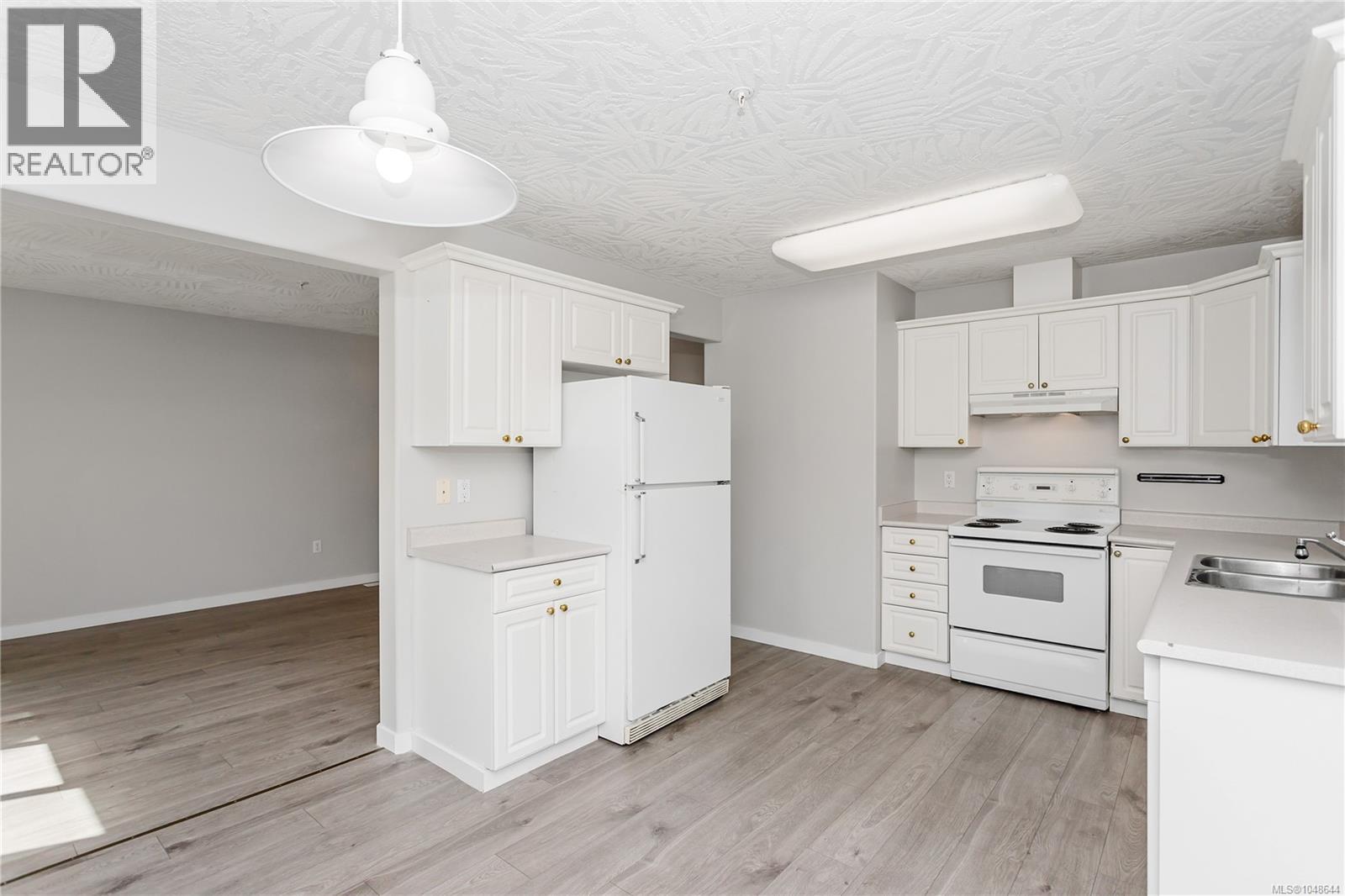 6240 Parkwood Dr - 7