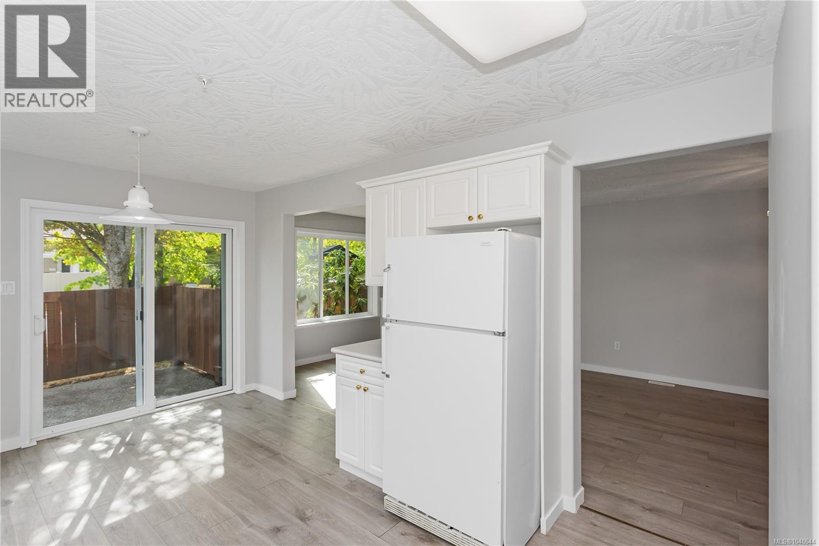 6240 Parkwood Dr - Image 9