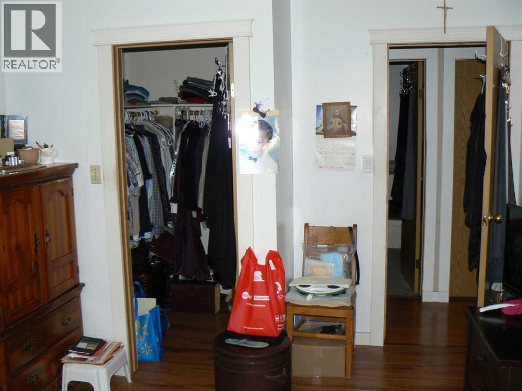4844 57 Avenue - 8