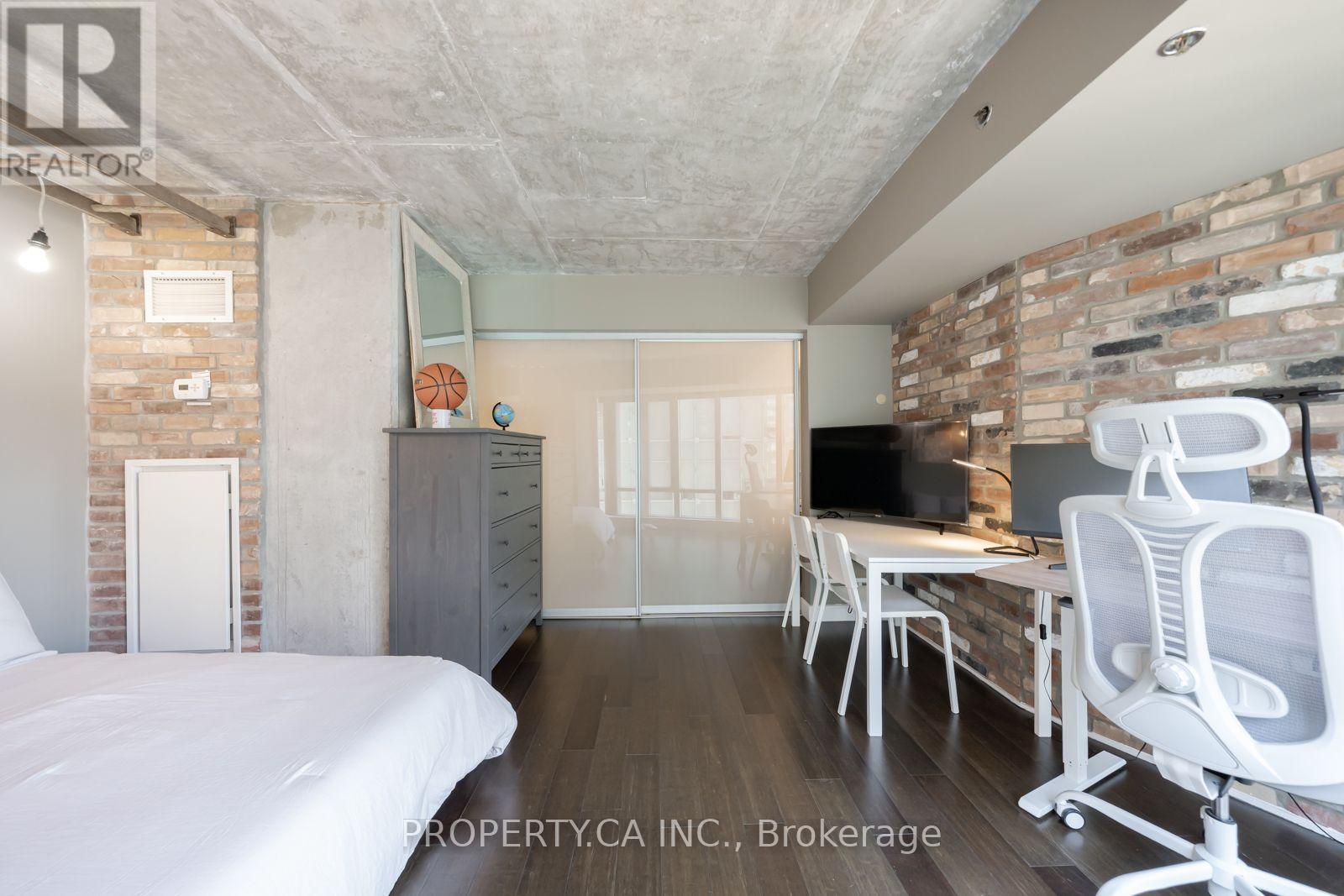 #912 210 VICTORIA STREET - 26