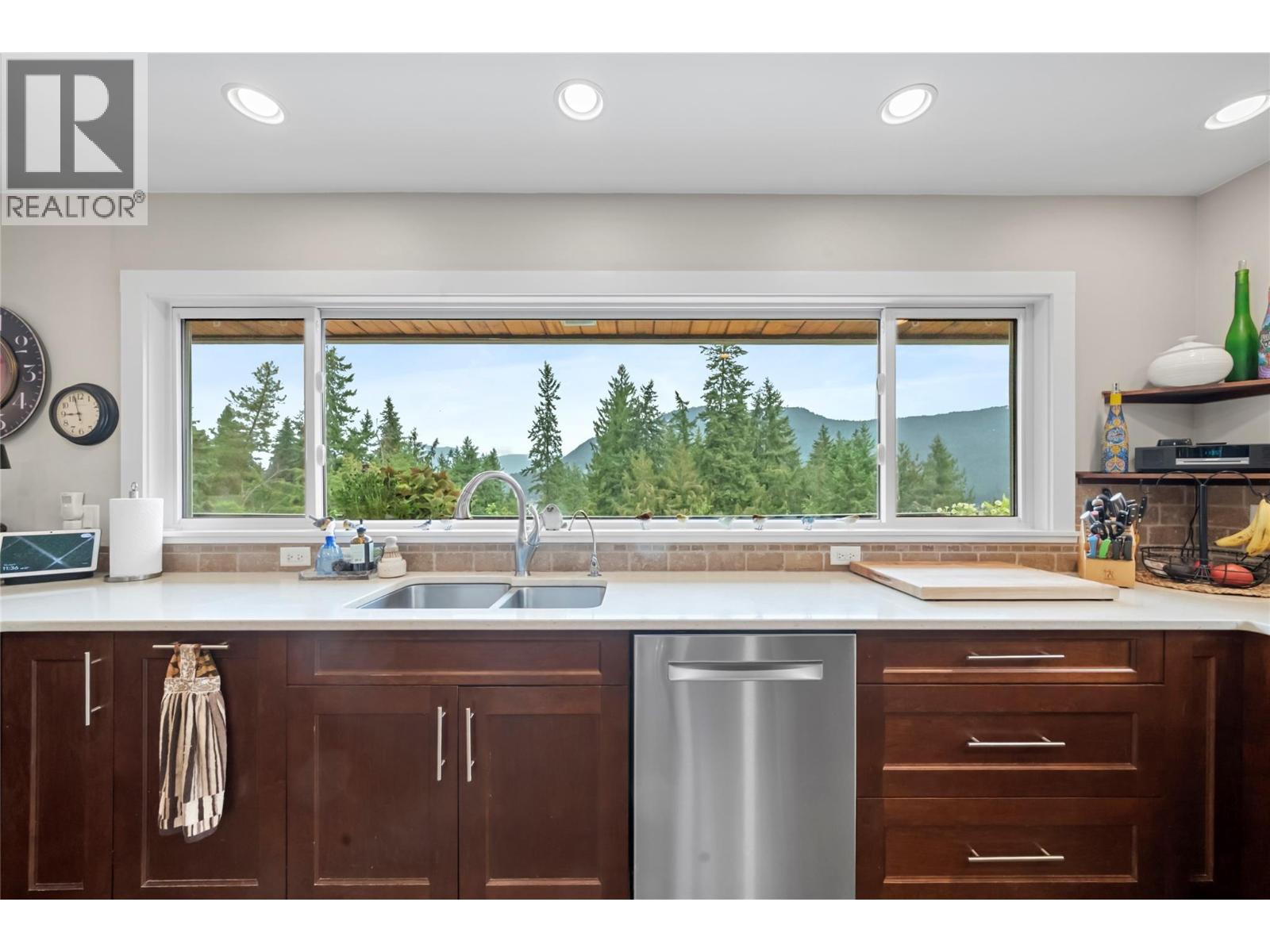  2880 Chalet Drive, Blind Bay