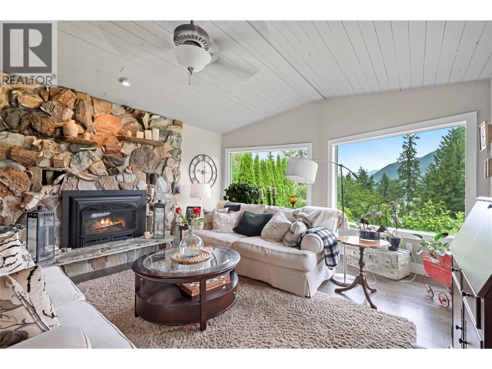  2880 Chalet Drive, Blind Bay