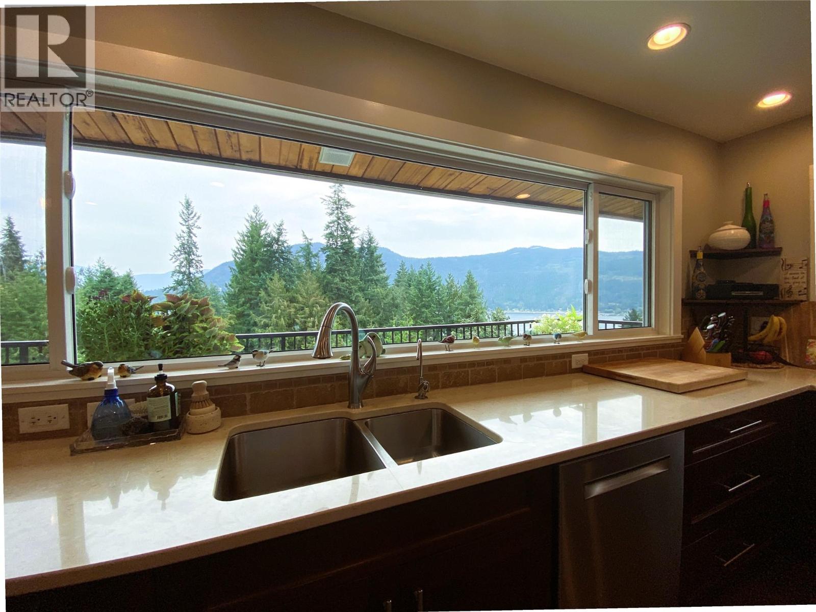  2880 Chalet Drive, Blind Bay