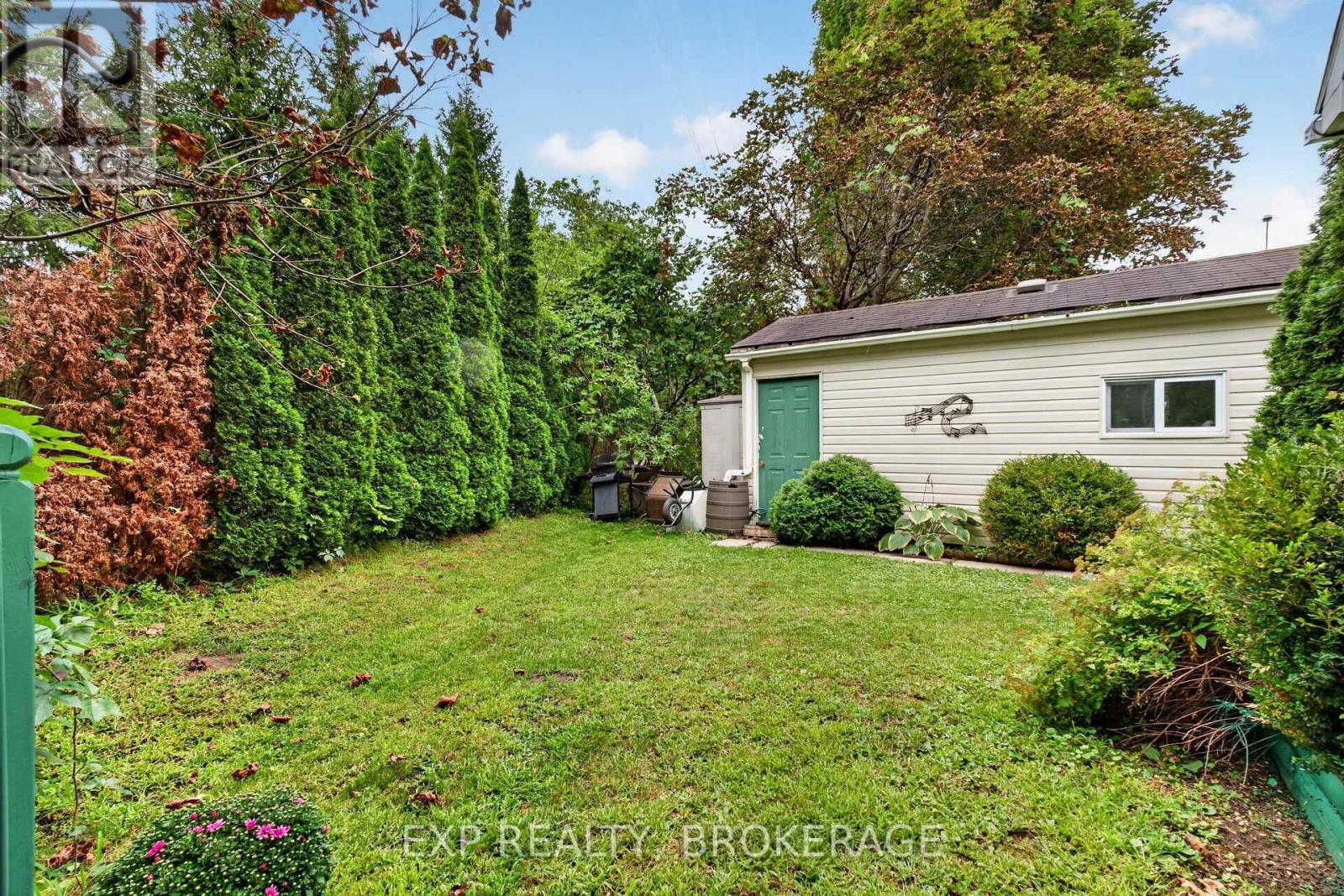 295 VICTORIA AVENUE - 25