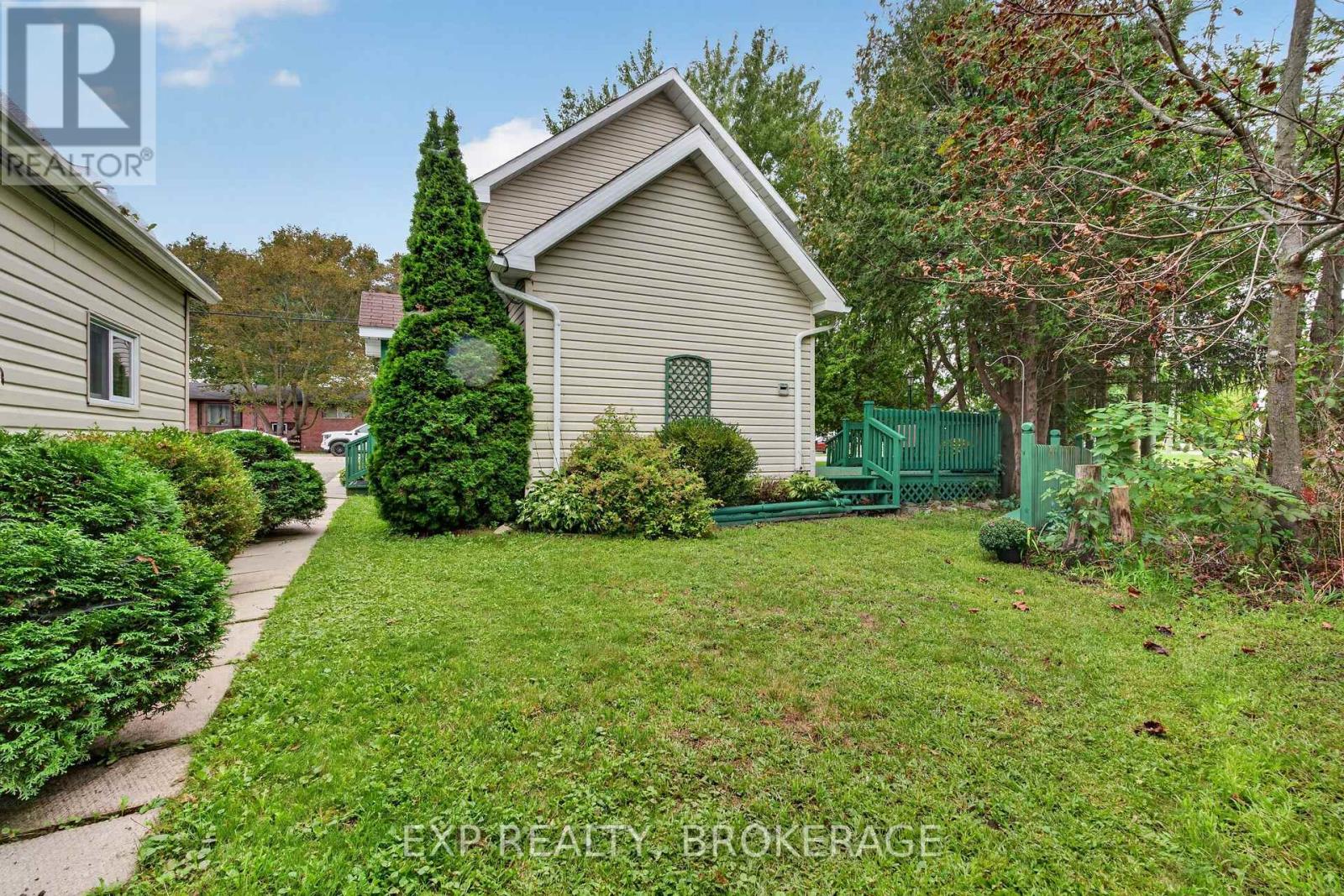 295 VICTORIA AVENUE - 26