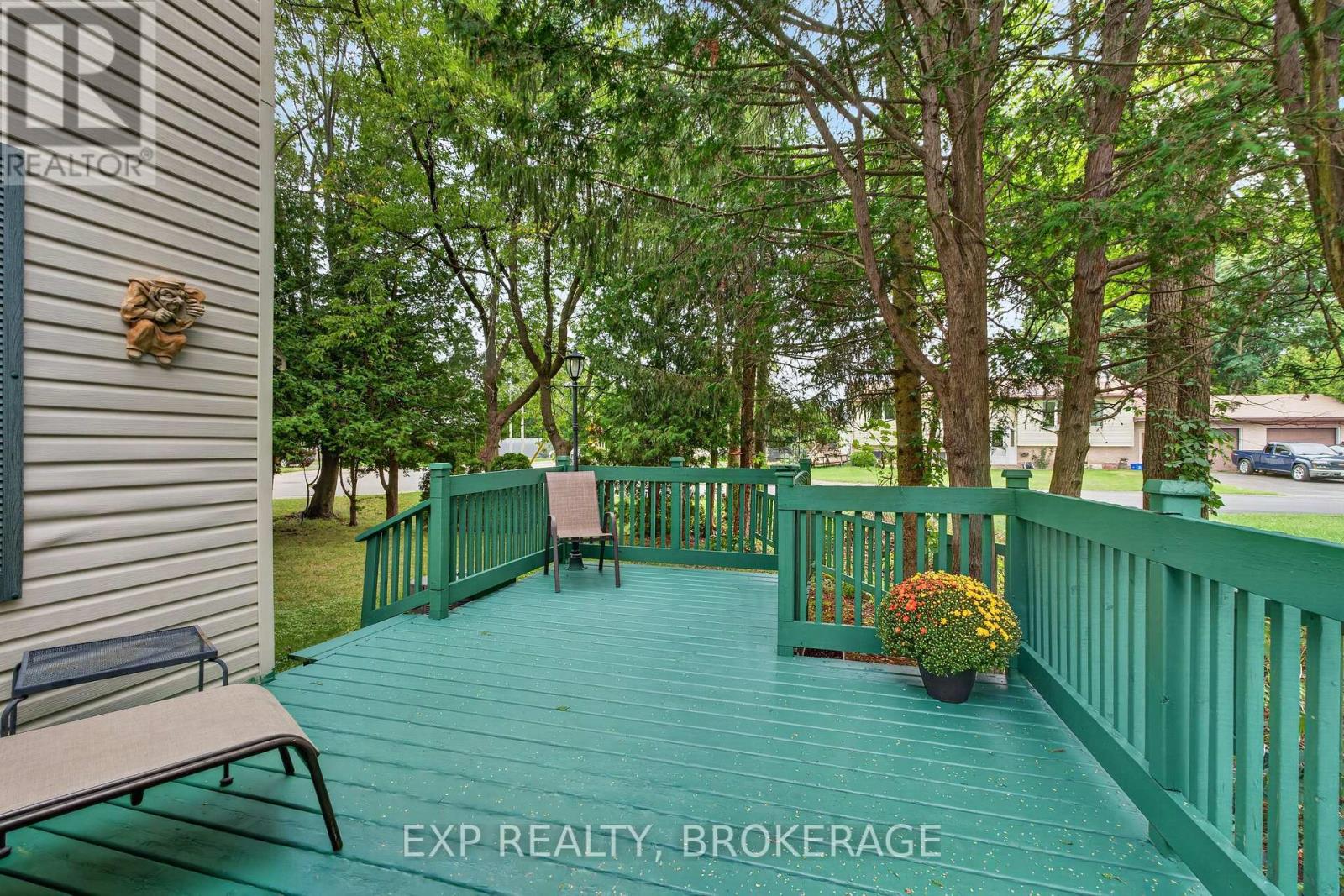 295 VICTORIA AVENUE - 24
