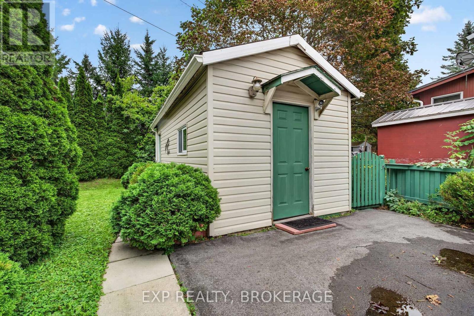 295 VICTORIA AVENUE - 27