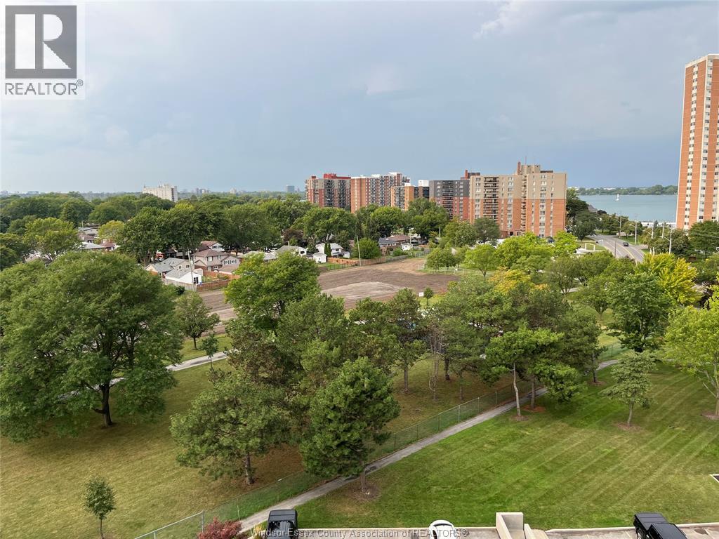 #906W 9099 RIVERSIDE DRIVE East - 25