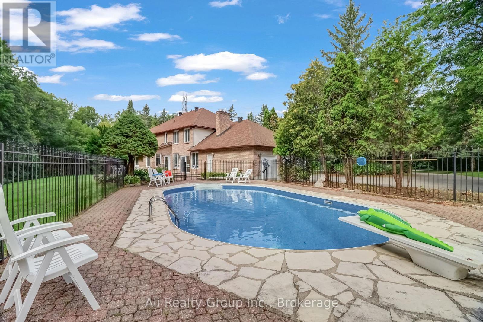 4 Royal County Downs, Ottawa, Ontario, K2R1C2, Ottawa, Ontario — photo 3 of 5