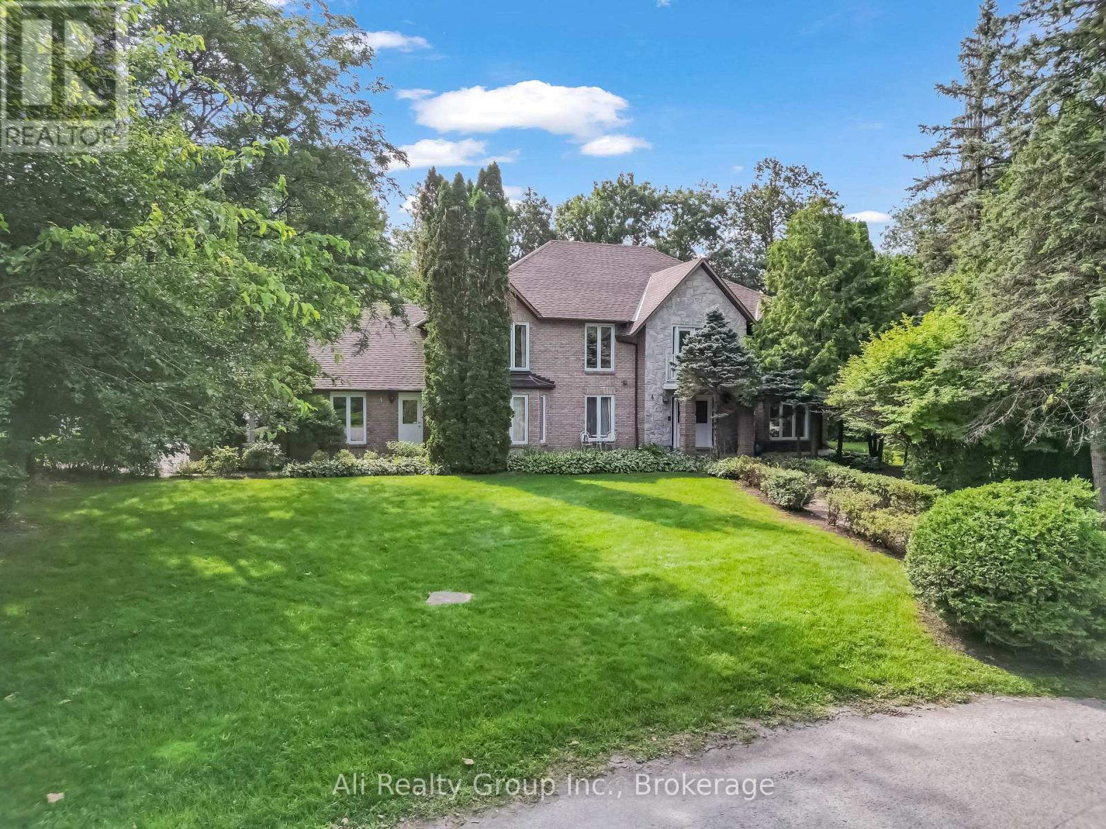4 Royal County Downs, Ottawa, Ontario, K2R1C2, Ottawa, Ontario — photo 4 of 5