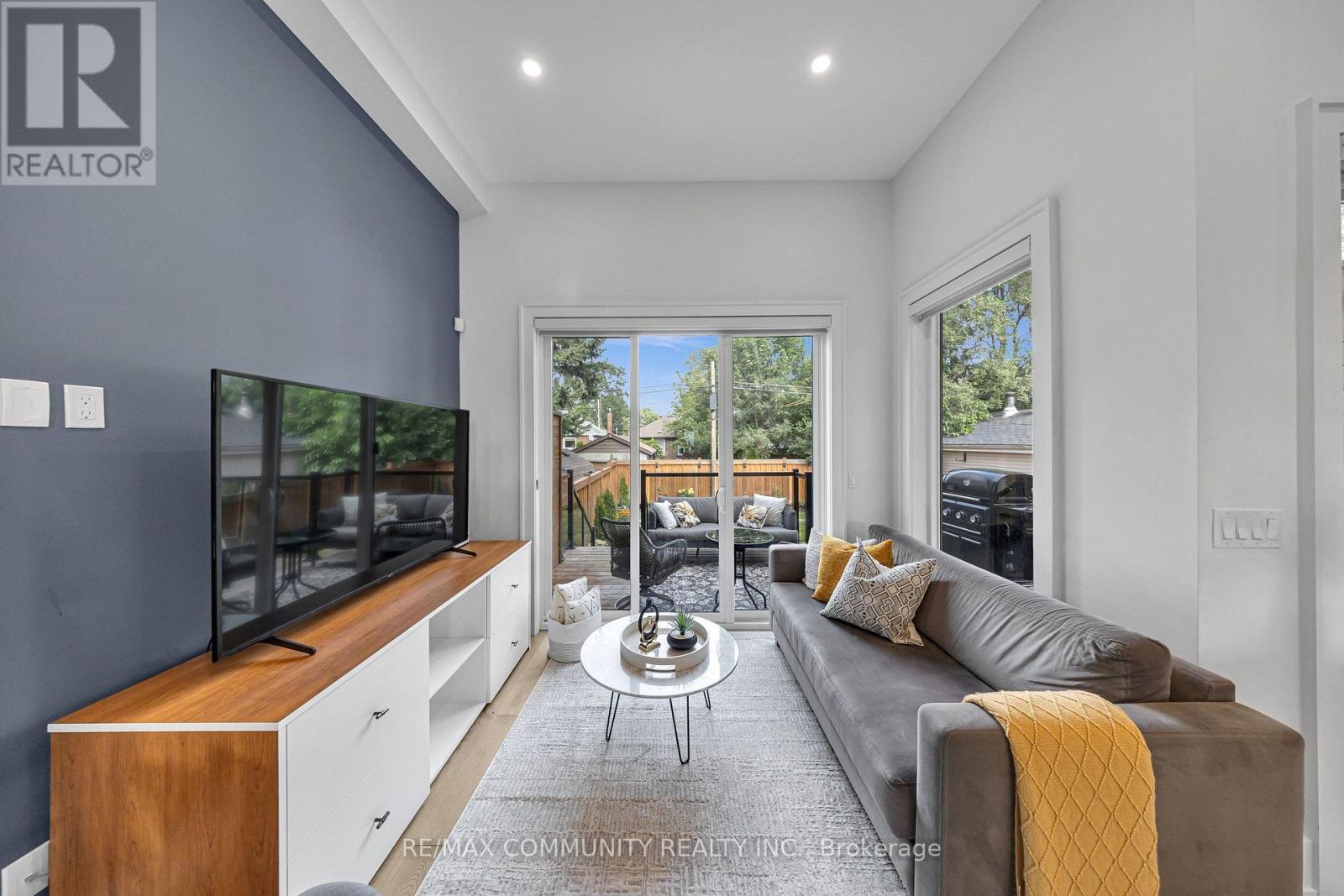 7 DERWYN ROAD - 12