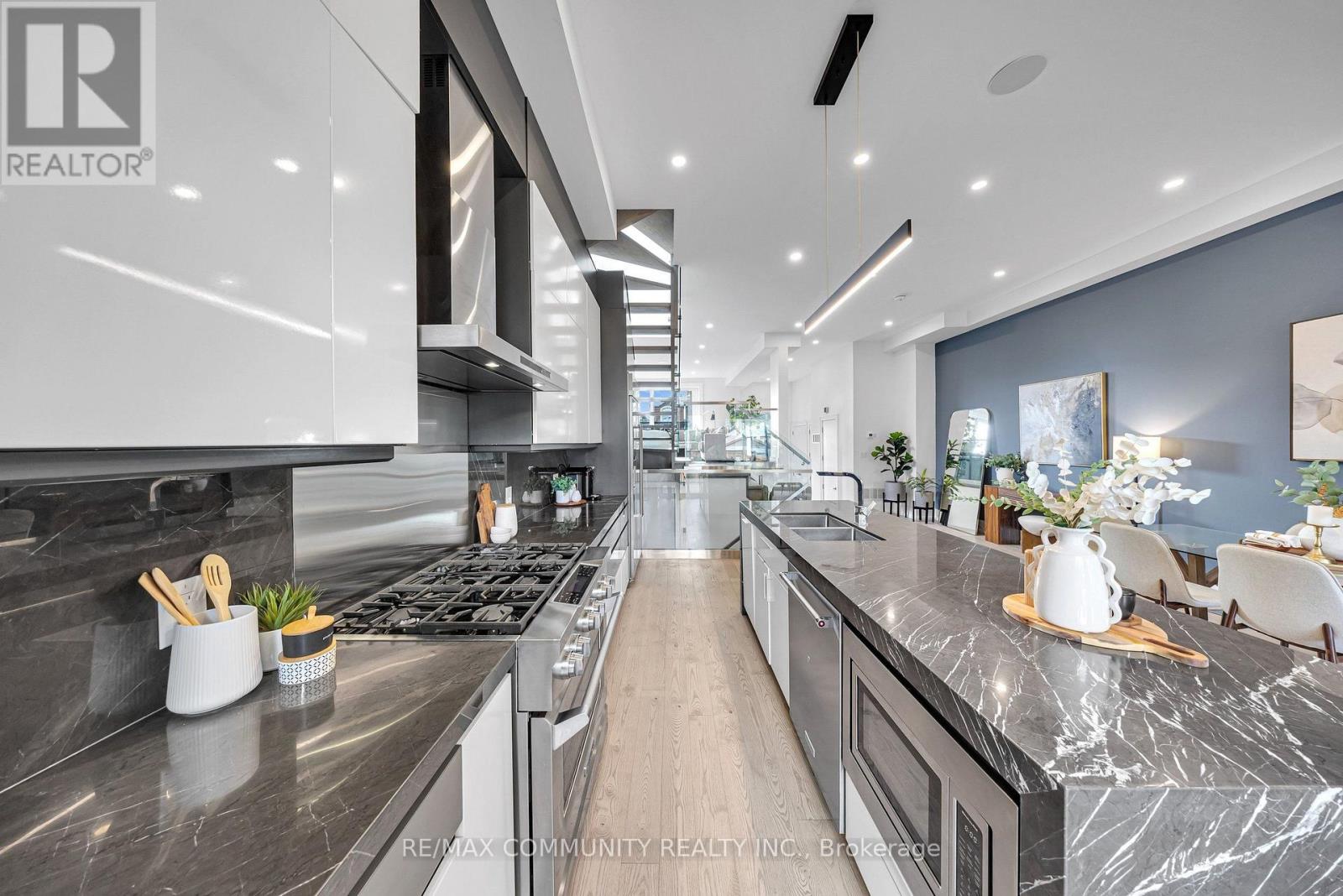 7 DERWYN ROAD - 15