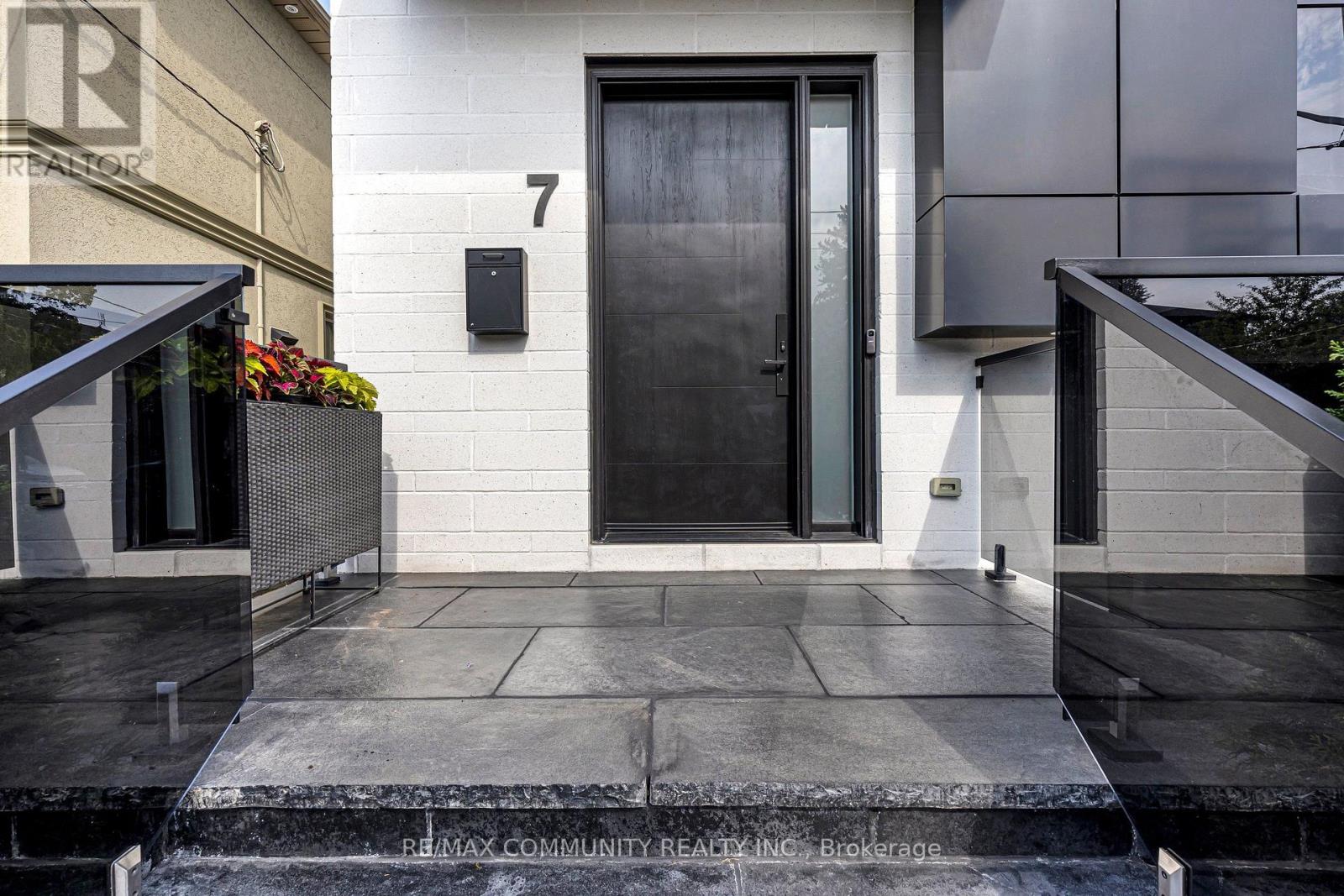 7 DERWYN ROAD - 3