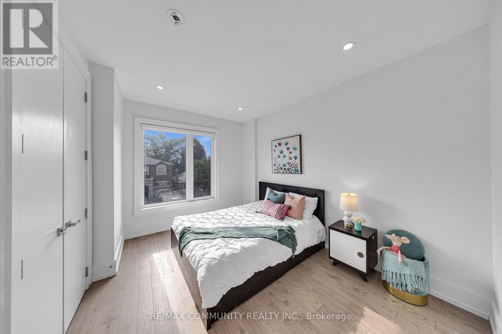 7 DERWYN ROAD - 32