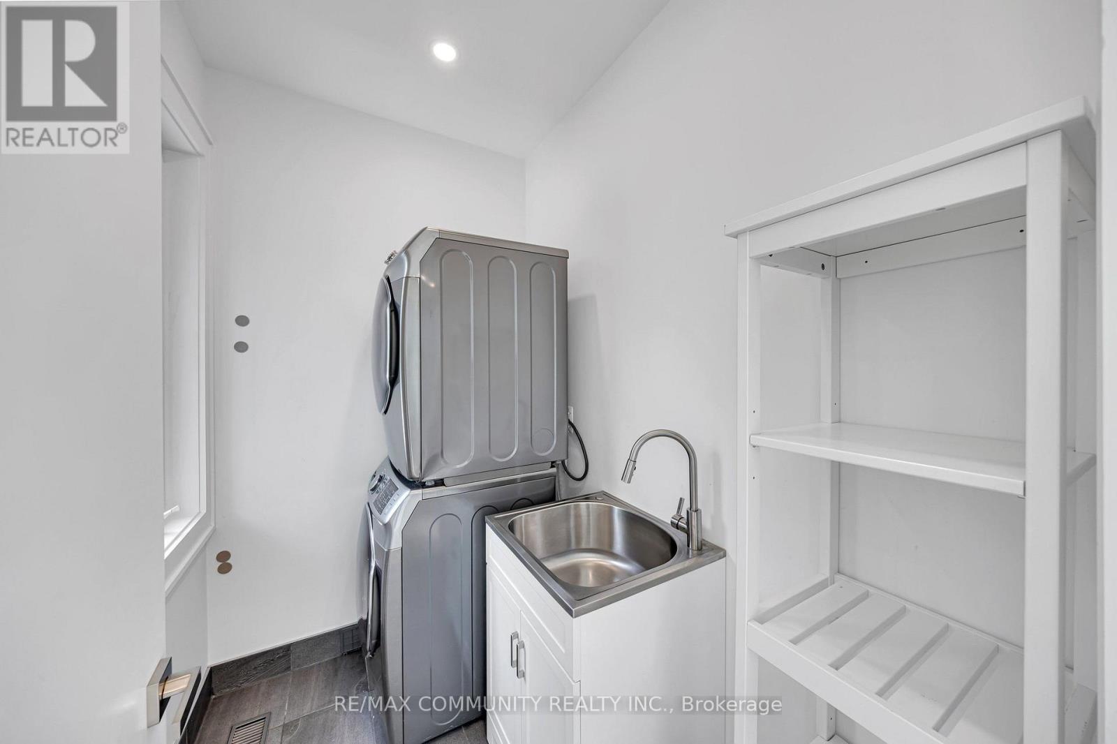 7 DERWYN ROAD - 34