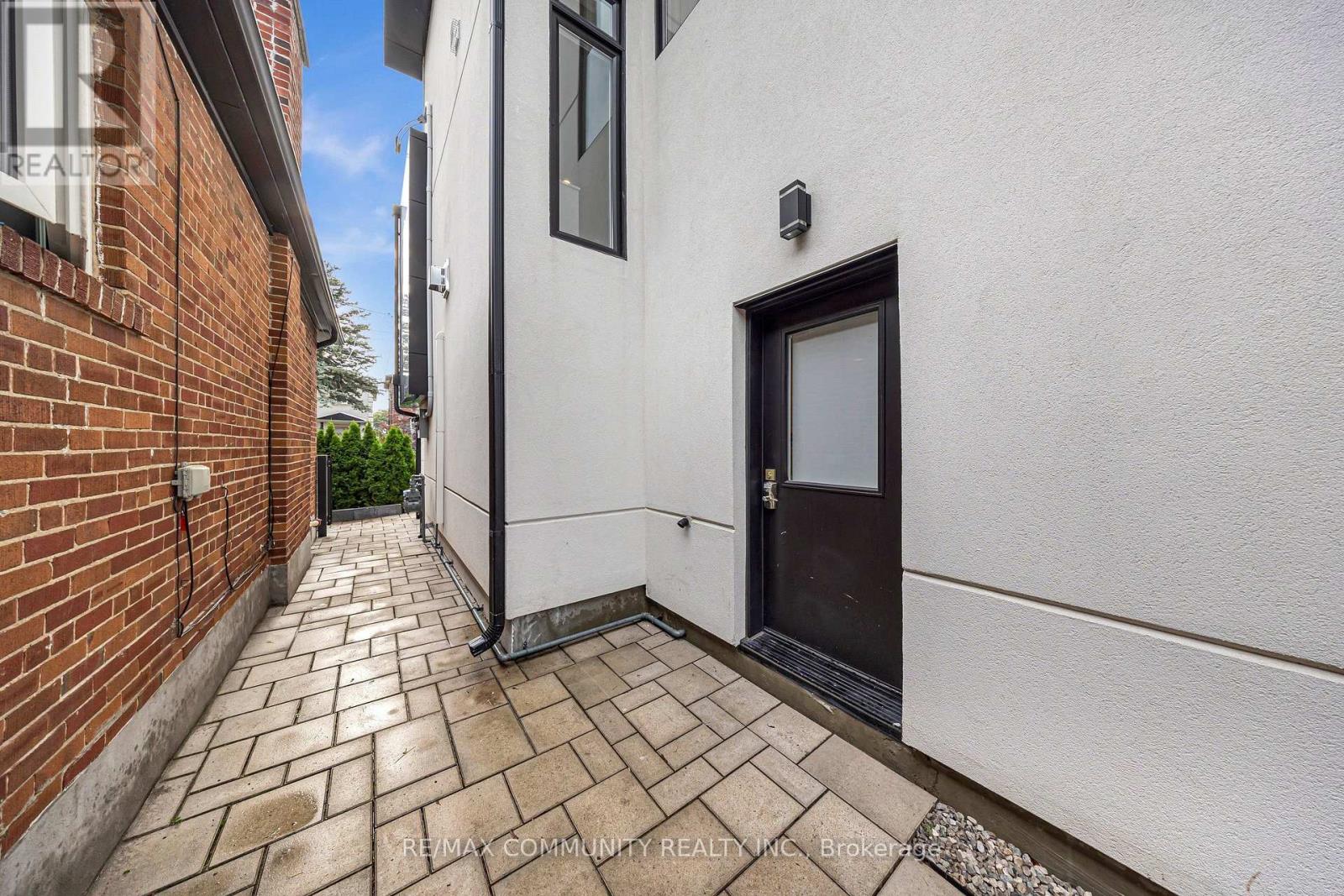 7 DERWYN ROAD - 46