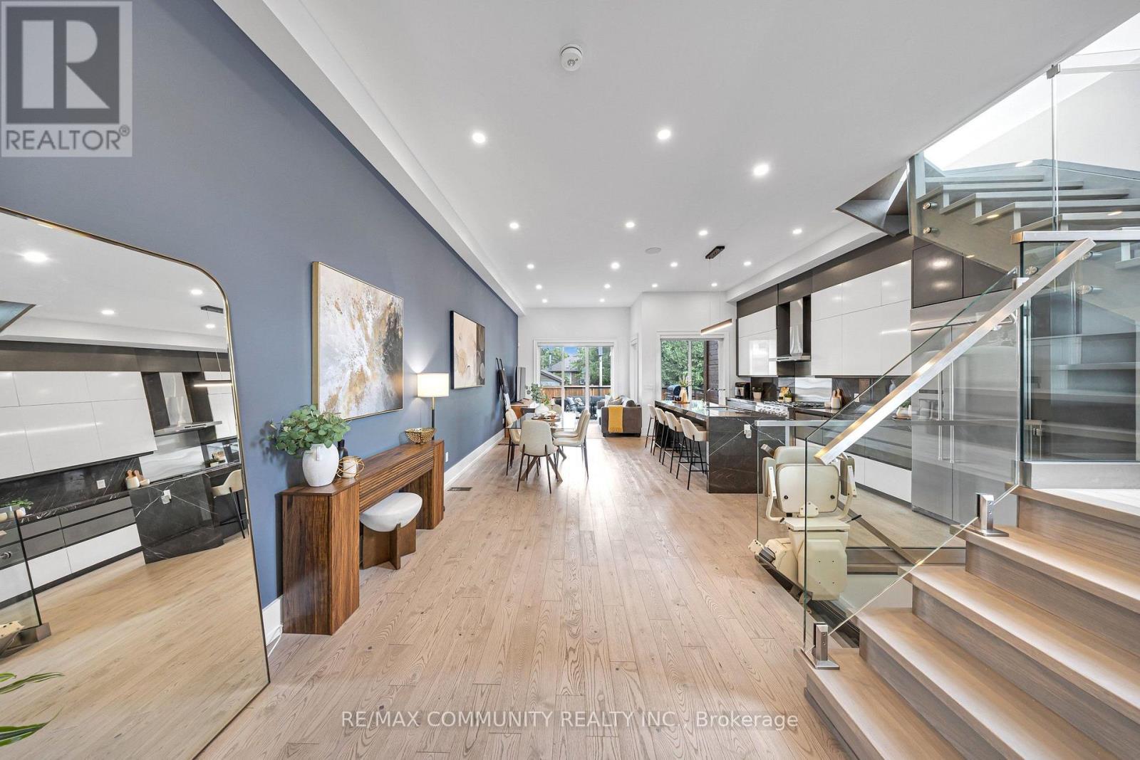 7 DERWYN ROAD - 7