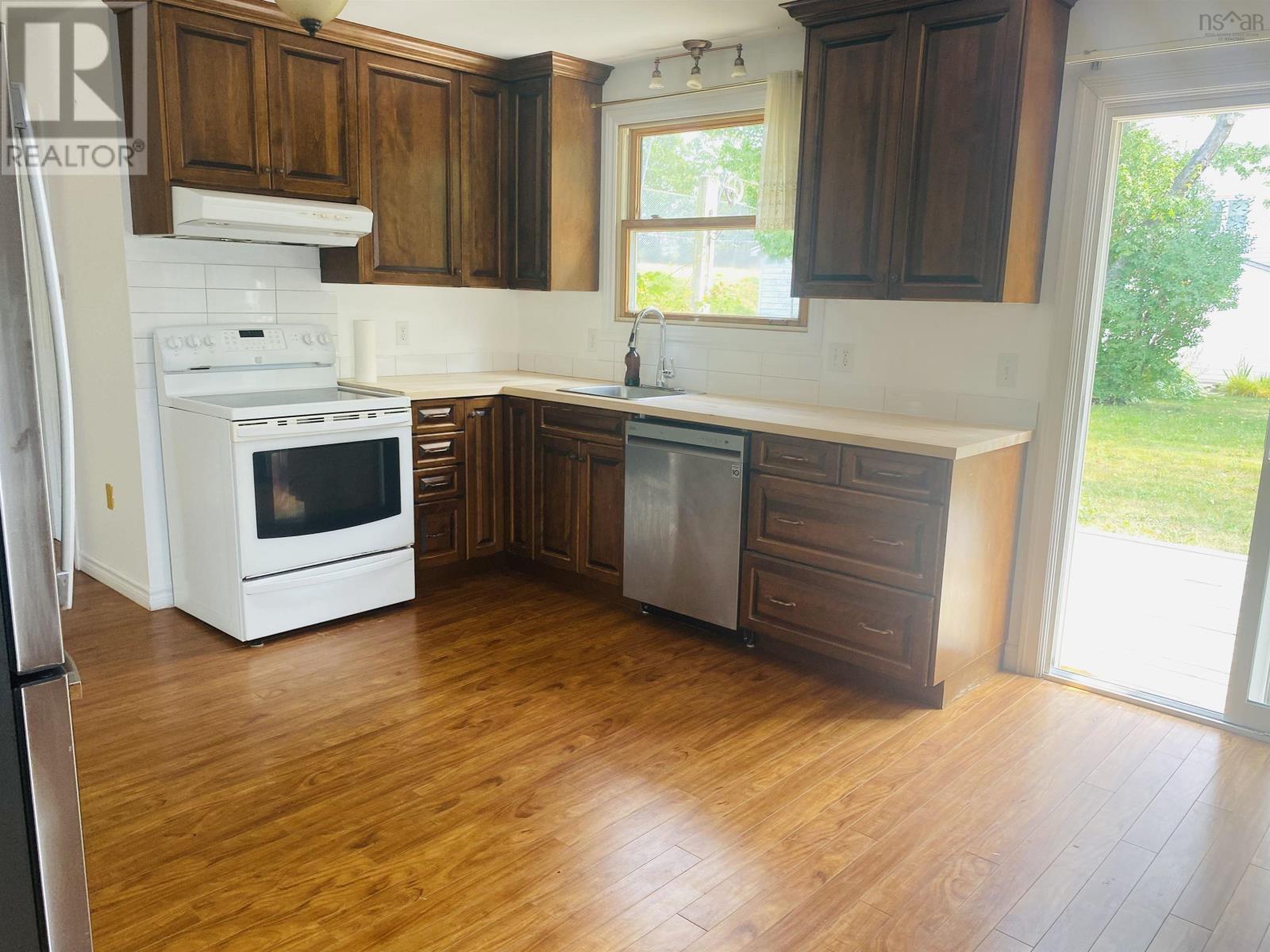 35 Gourok Avenue, Dartmouth, Nova Scotia, B2X2B1, Dartmouth, Nova Scotia — photo 2 of 5