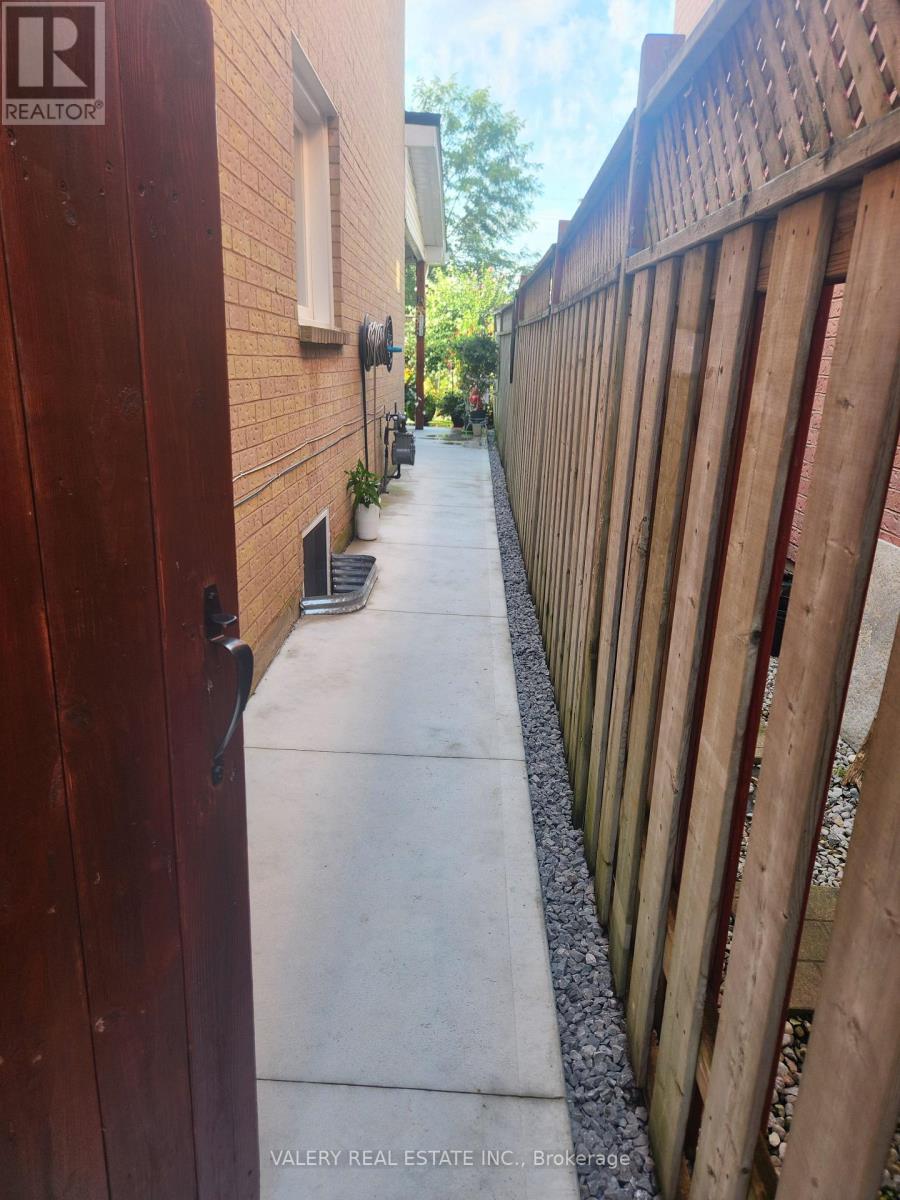 28 Iles Street, Ajax (Central West), Ontario, L1T3V4, Ajax (Central West), Ontario — photo 4 of 5