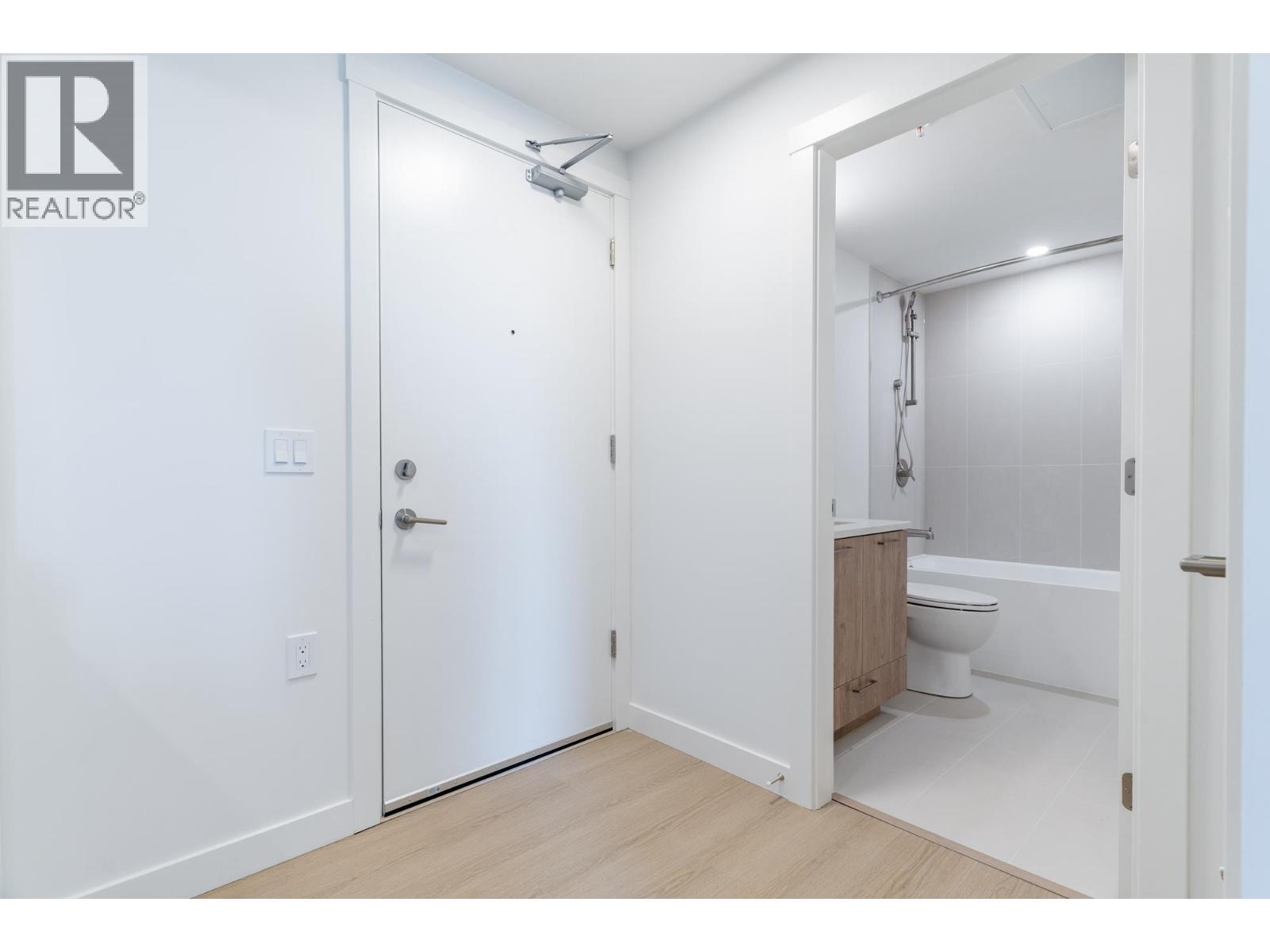 #421 82 FIRST Street, New Westminster, British Columbia, V3L0L8, New Westminster, British Columbia — photo 4 of 5