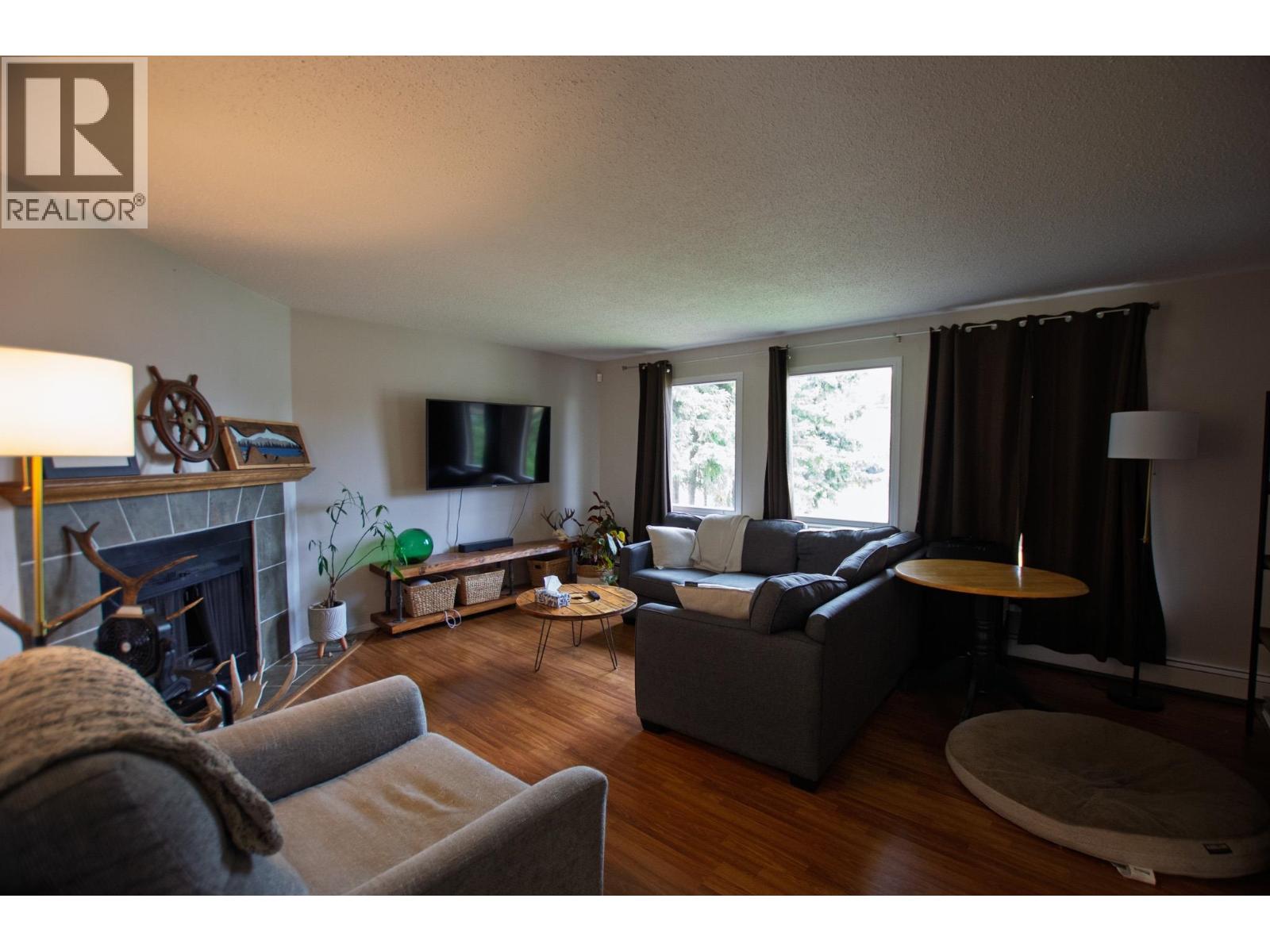 3175 WALLACE CRESCENT - 2