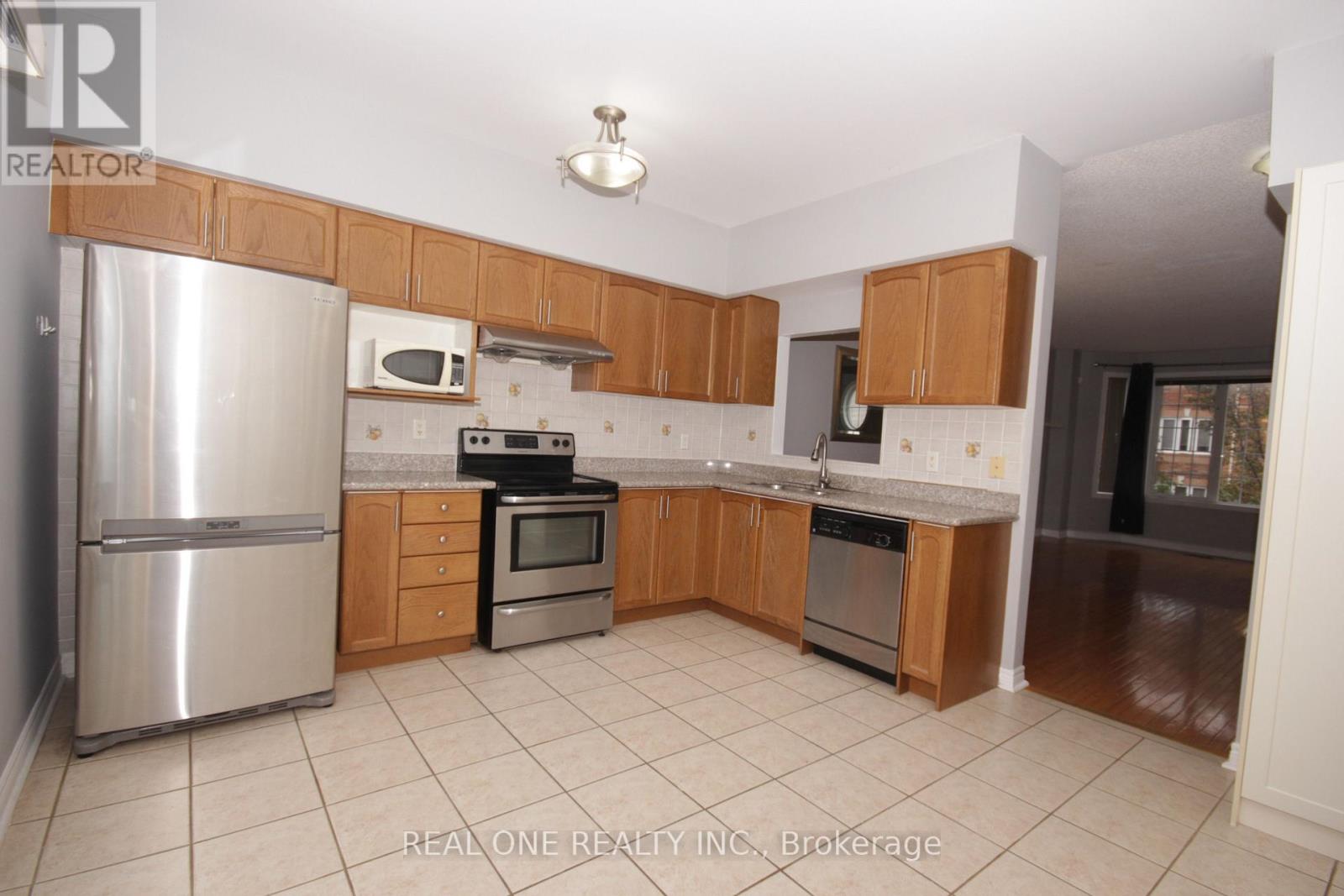 15 Azalea Gate Way, Markham (Commerce Valley), Ontario, L3T7T9, Markham (Commerce Valley), Ontario — photo 4 of 5