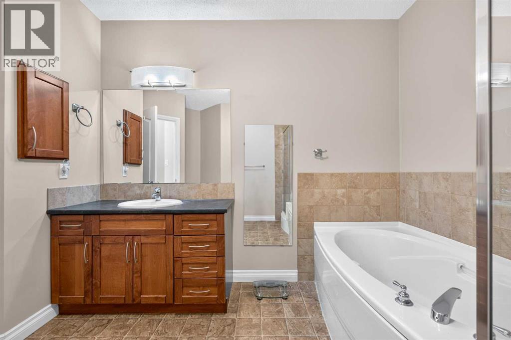 #305 30 Discovery Ridge Close SW - 25
