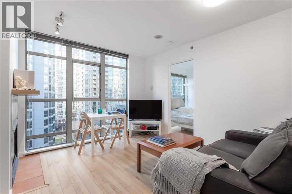 807 819 HAMILTON STREET, Vancouver — photo 2