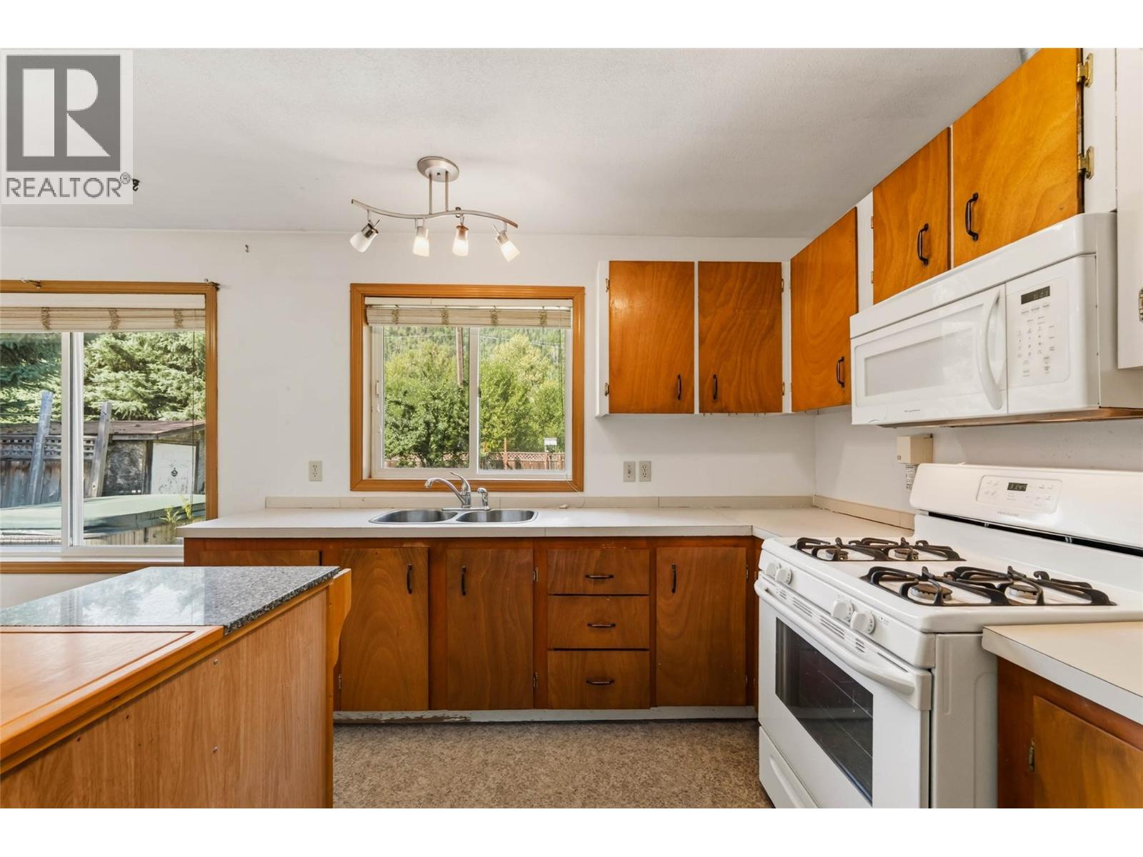 110 Davies Avenue - 8
