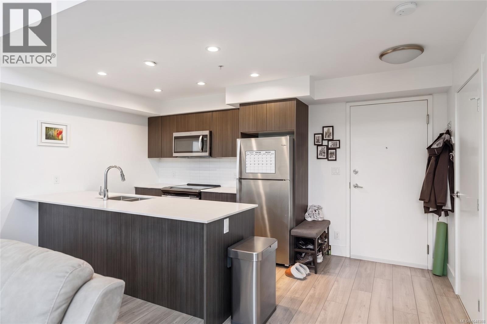 414 991 McKenzie Avenue, Saanich