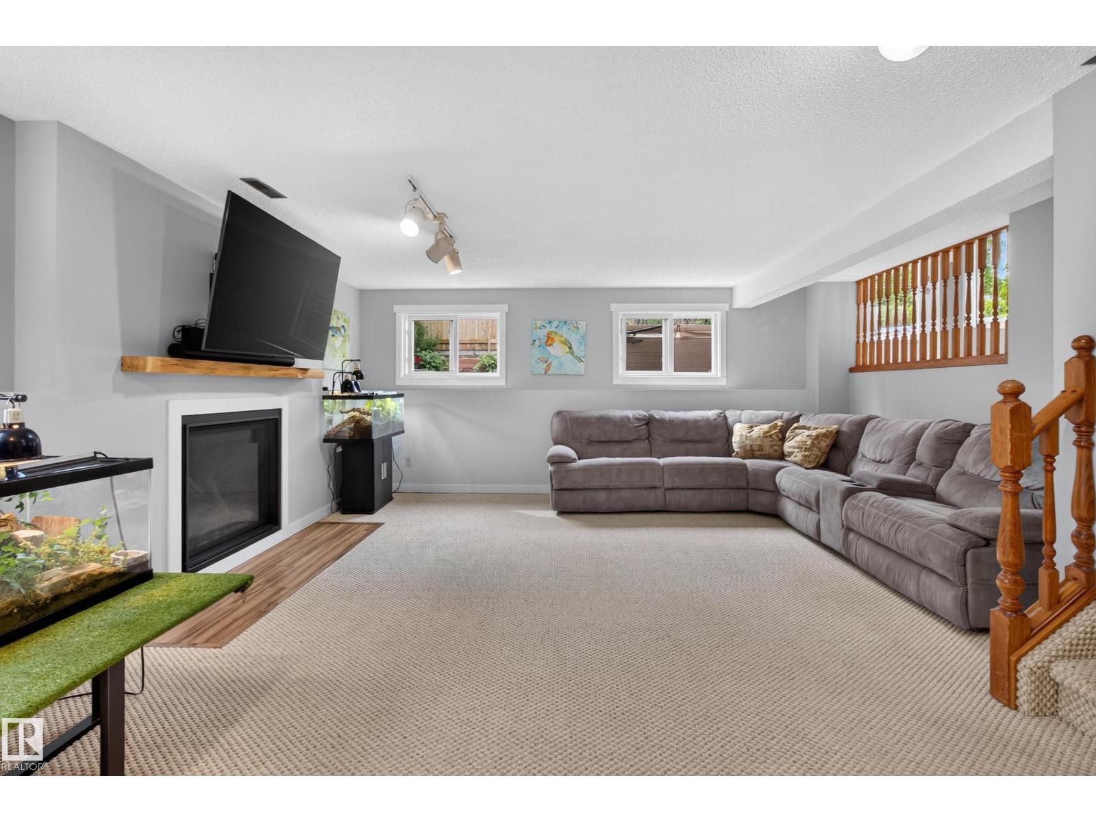 102 COACHMAN WY - 22