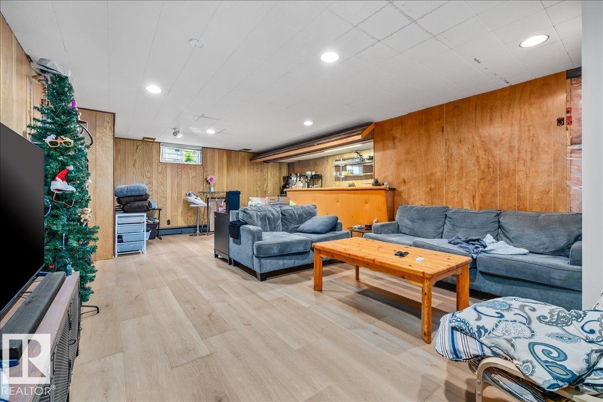 8736 72 ST NW - 29