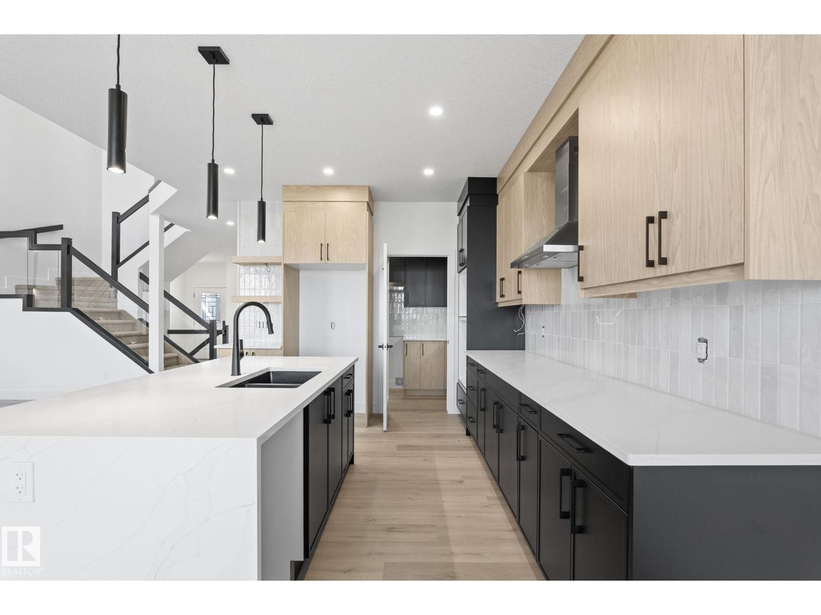 6424 29 AV SW - 14