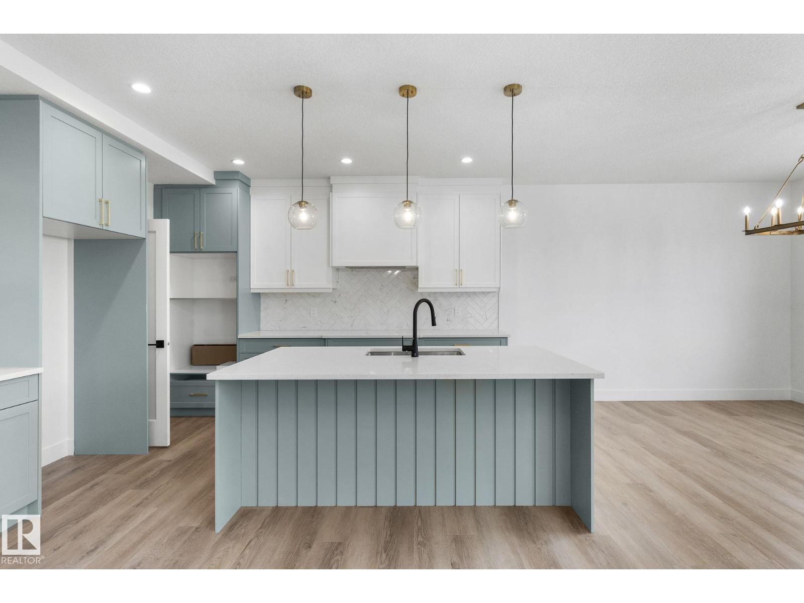 6424 29 AV SW - 16