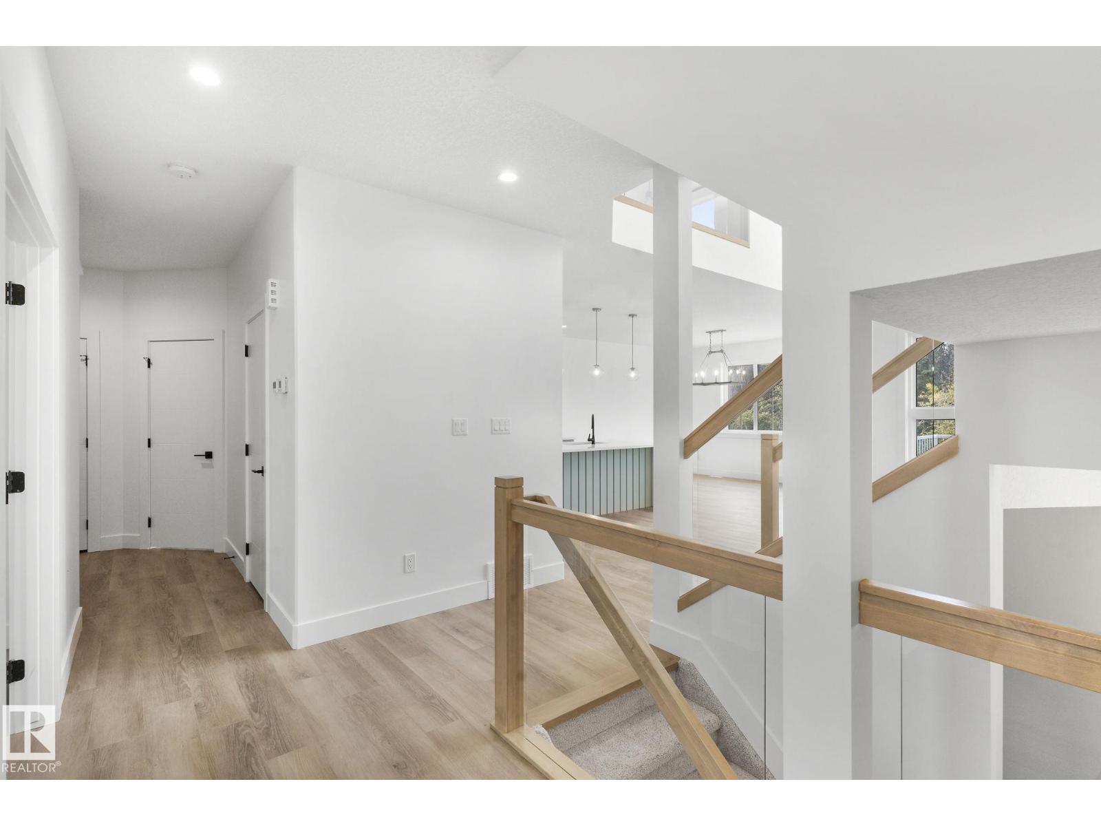 6424 29 AV SW - 3