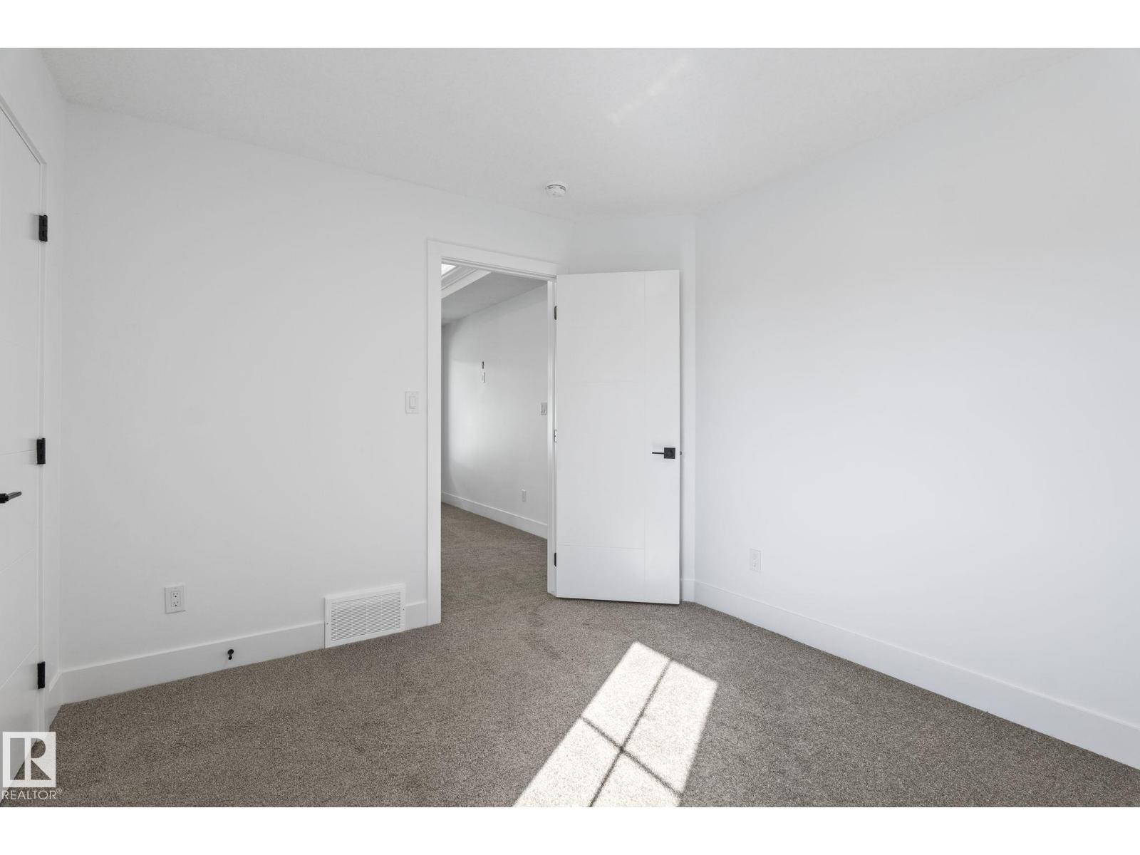 6424 29 AV SW - 34