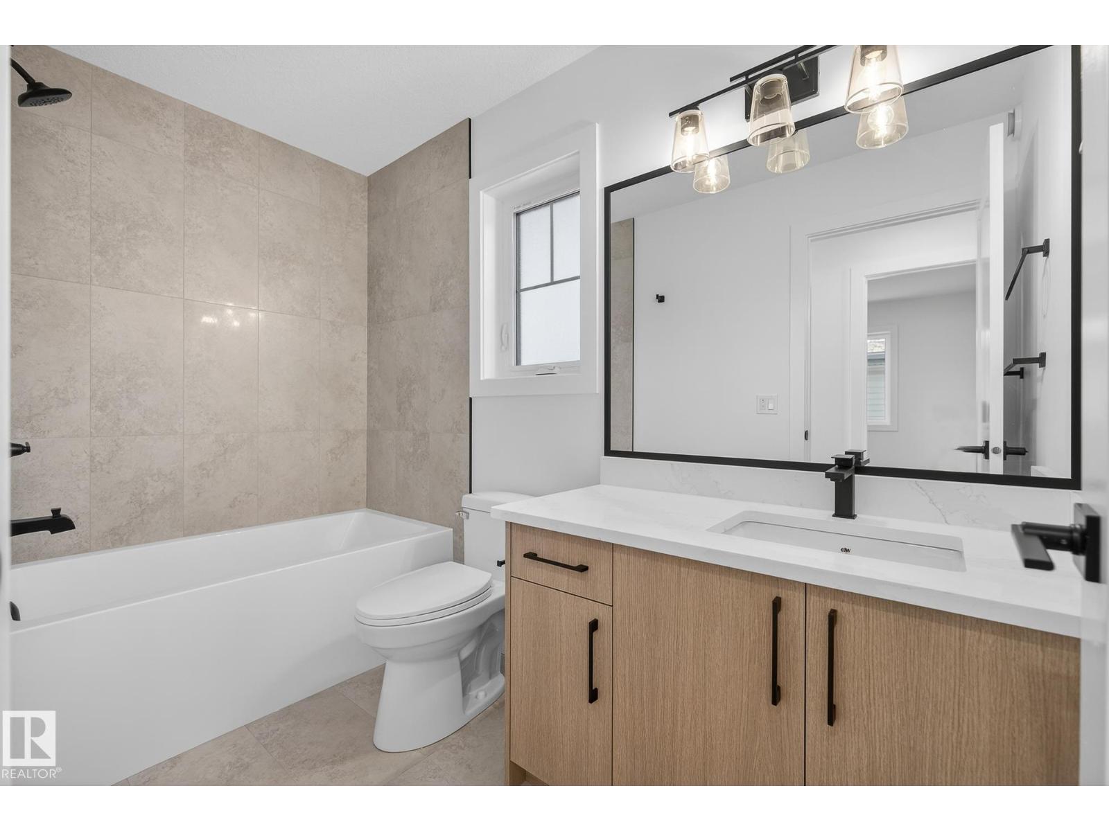 6424 29 AV SW - 36