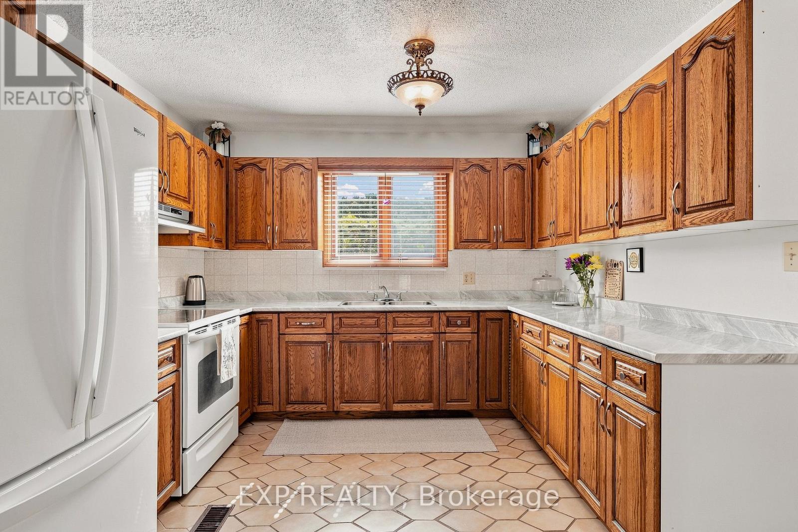 590 ALBERT AVENUE N - 17