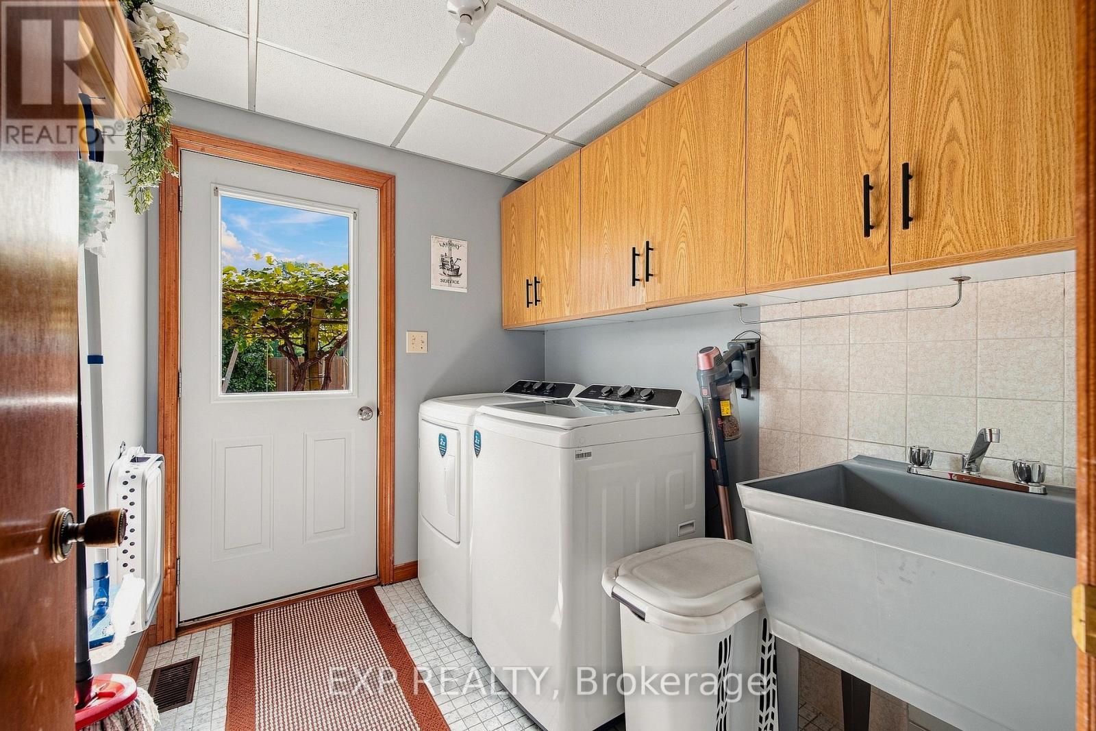 590 ALBERT AVENUE N - 24