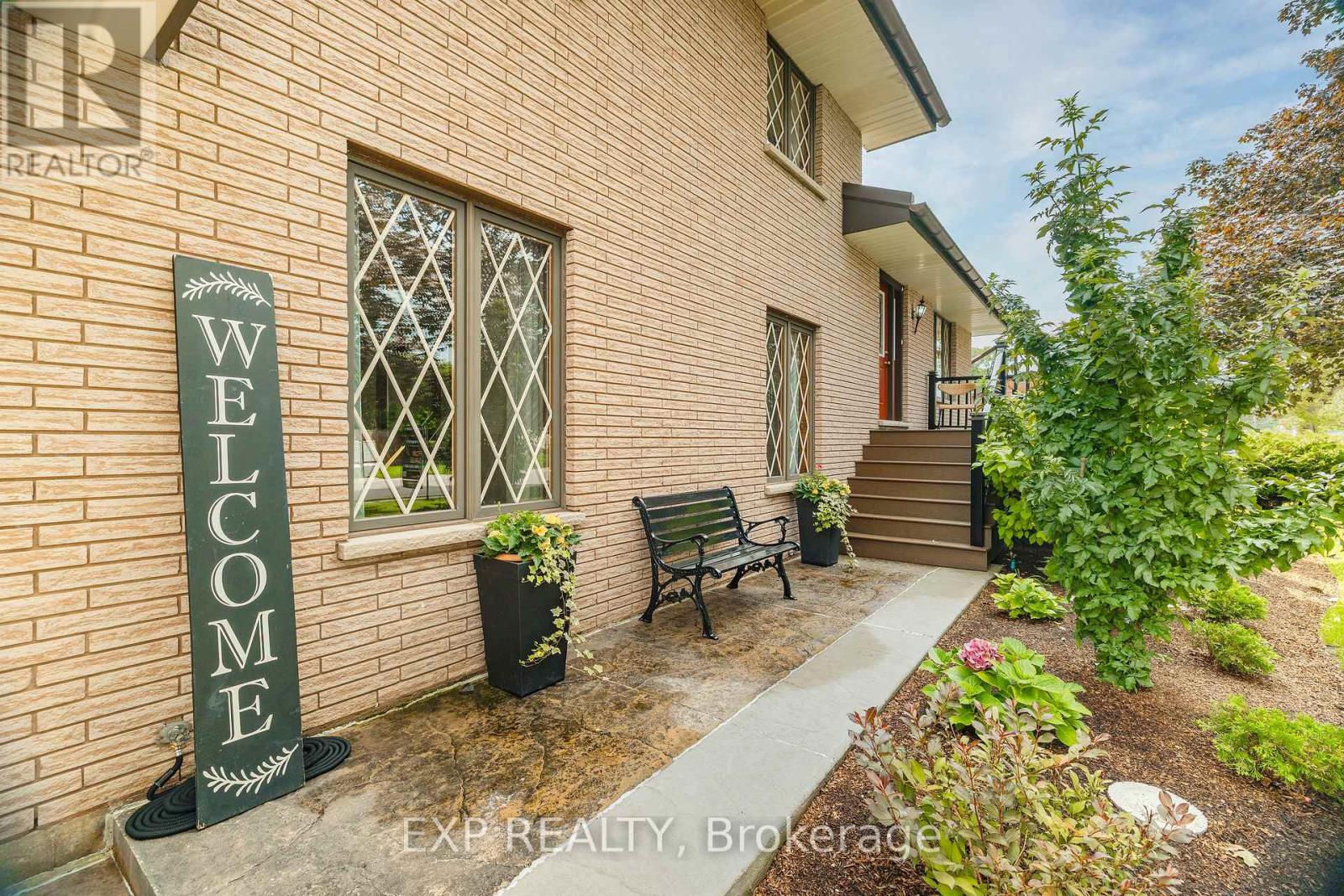 590 ALBERT AVENUE N - 6