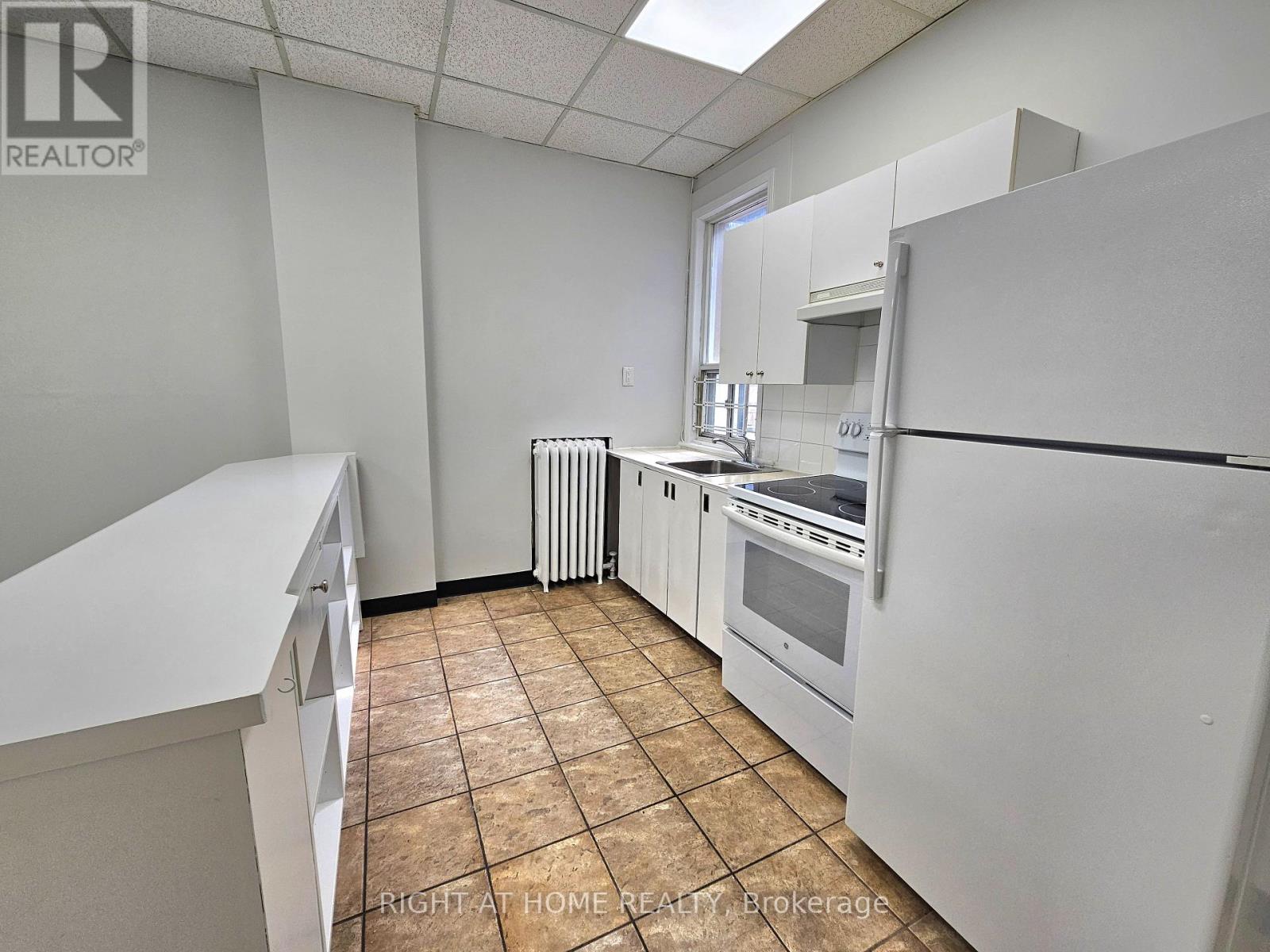 #2 516 Yonge Street, Toronto (Church-Yonge Corridor), Ontario, M4Y1X9, Toronto (Church-Yonge Corridor), Ontario — photo 4 of 5
