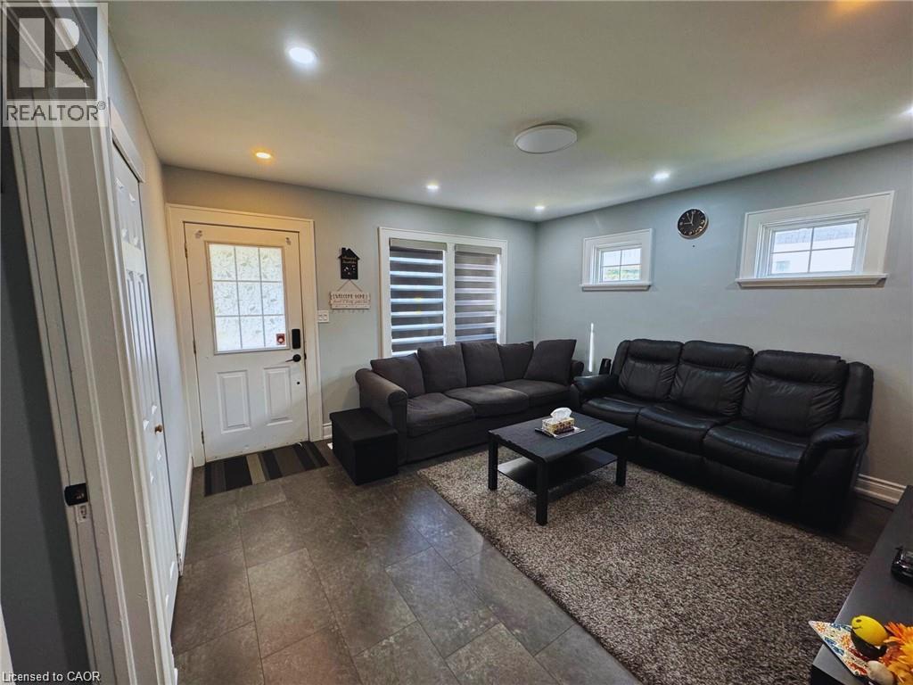 #Upper Unit 63 MINTERN Avenue, Brantford, Ontario, N3S1L2, Brantford, Ontario — photo 2 of 5