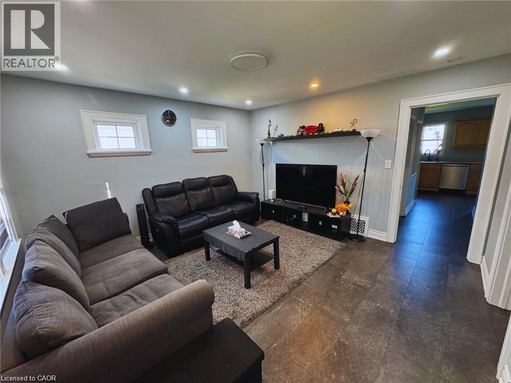 #Upper Unit 63 MINTERN Avenue, Brantford, Ontario, N3S1L2, Brantford, Ontario — photo 3 of 5