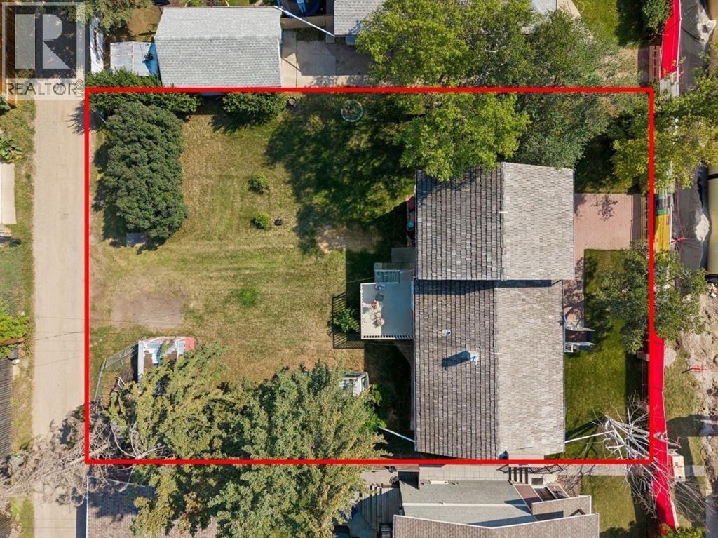 8832 34 Avenue Northwest, Calgary, Alberta, T3B1R8, Calgary, Alberta — photo 3 of 5