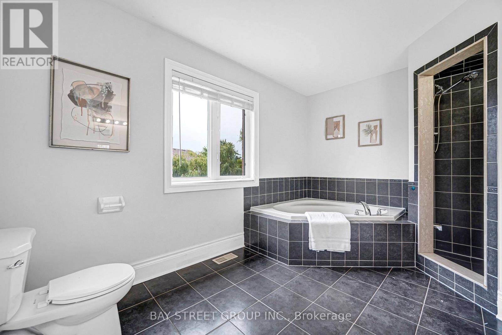 45 OLD ORCHARD CRESCENT - 34