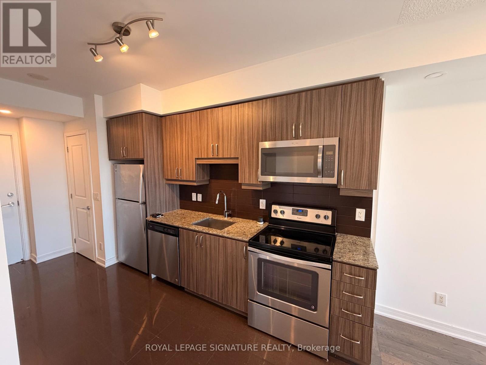 1908NW - 9201 YONGE STREET, Richmond Hill (Langstaff) — photo 2