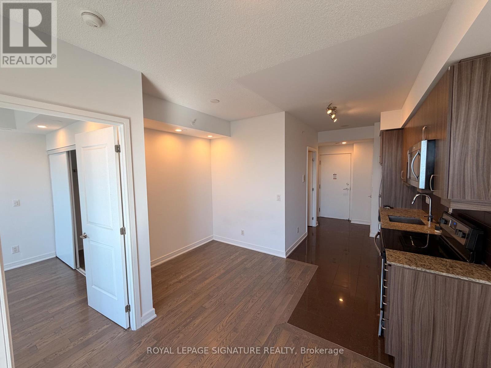 1908NW - 9201 YONGE STREET, Richmond Hill (Langstaff) — photo 4